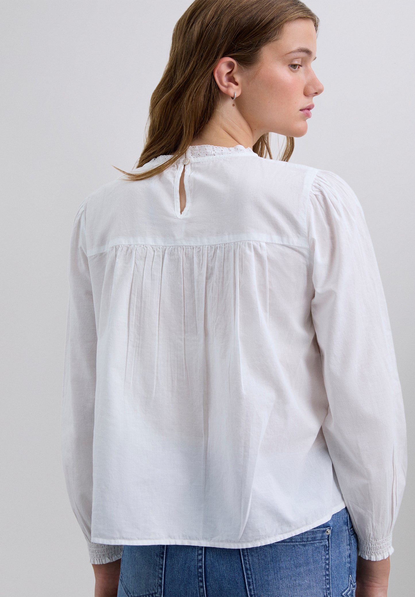 BLUSA MOTIVOS ENCAJE