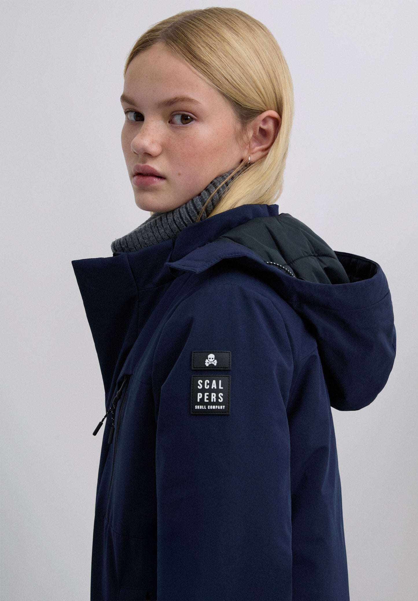 PARKA LARGA PARCHE LATERAL