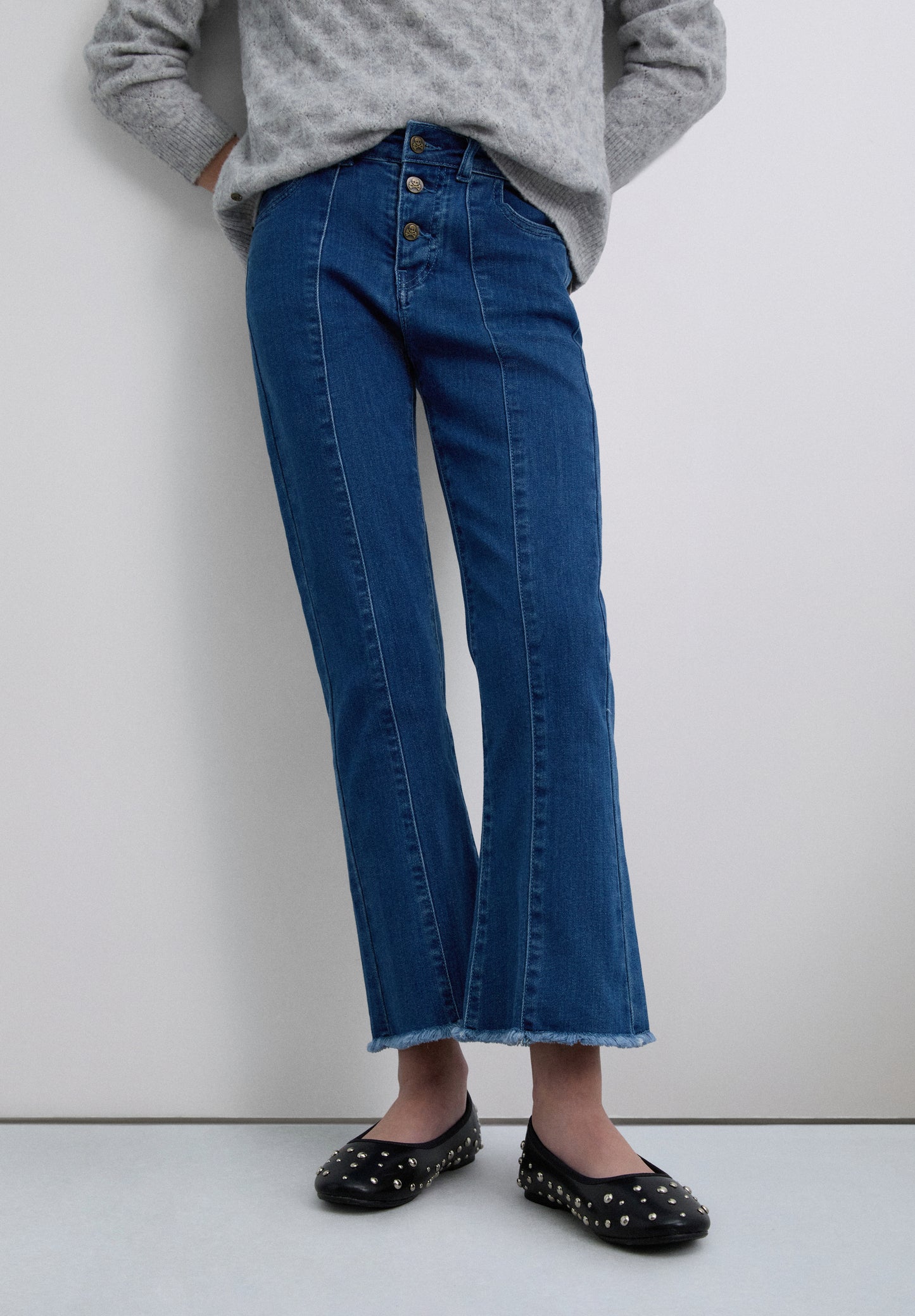 PANTALÓN DENIM CORTE FLARE
