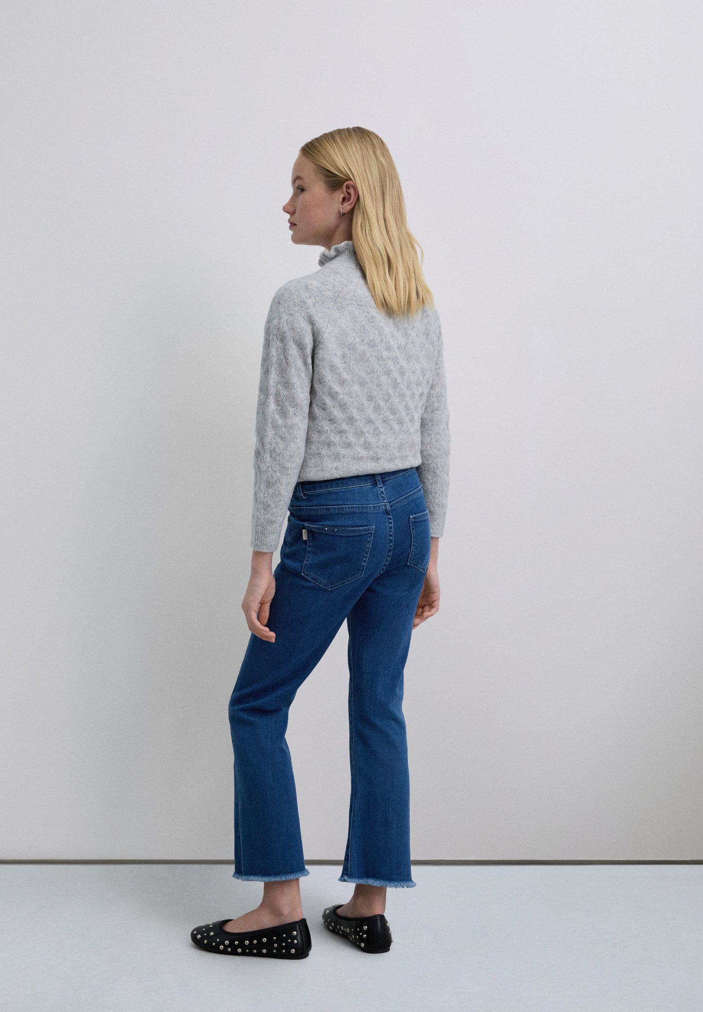 PANTALÓN DENIM CORTE FLARE