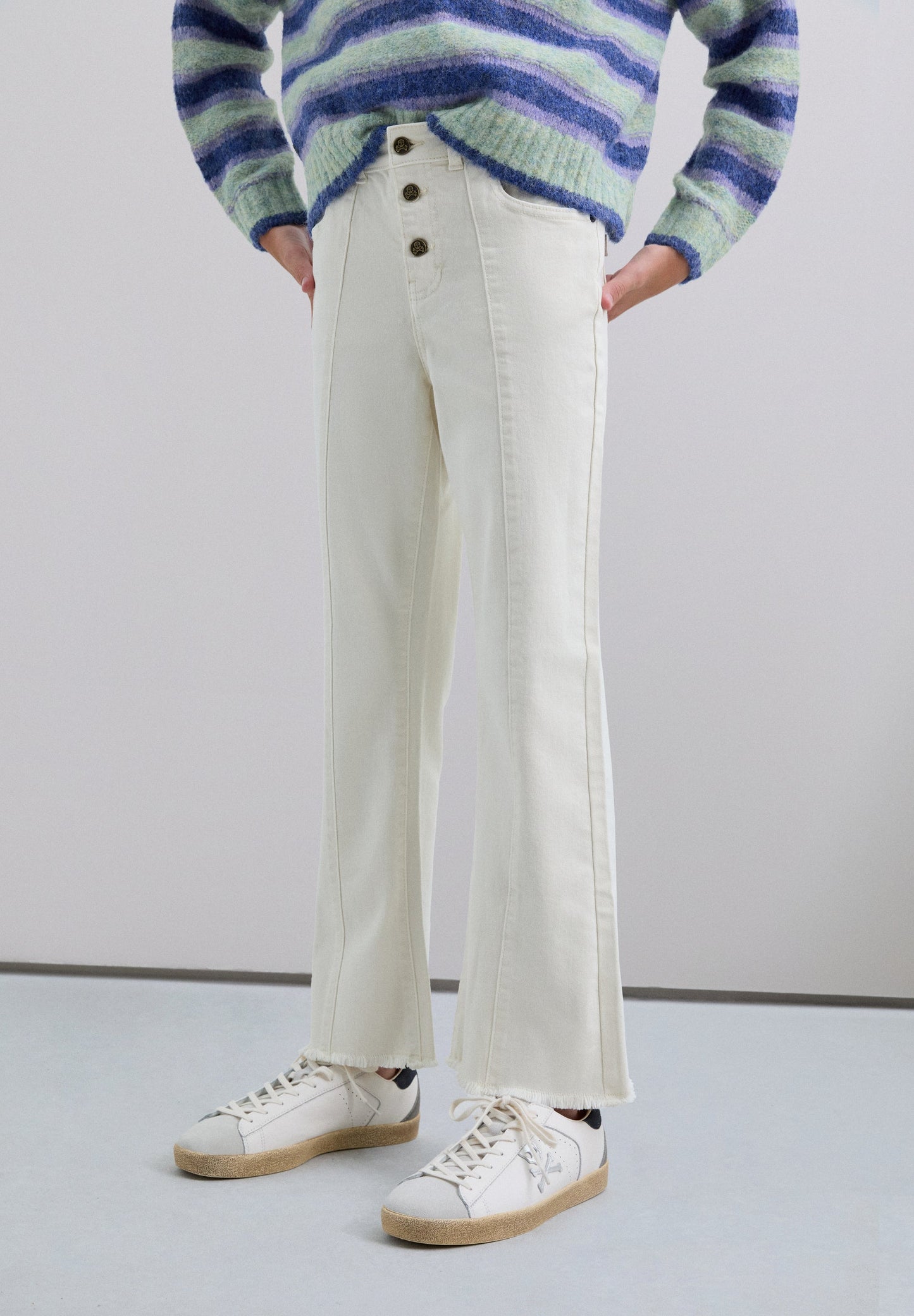 PANTALÓN DENIM CORTE FLARE