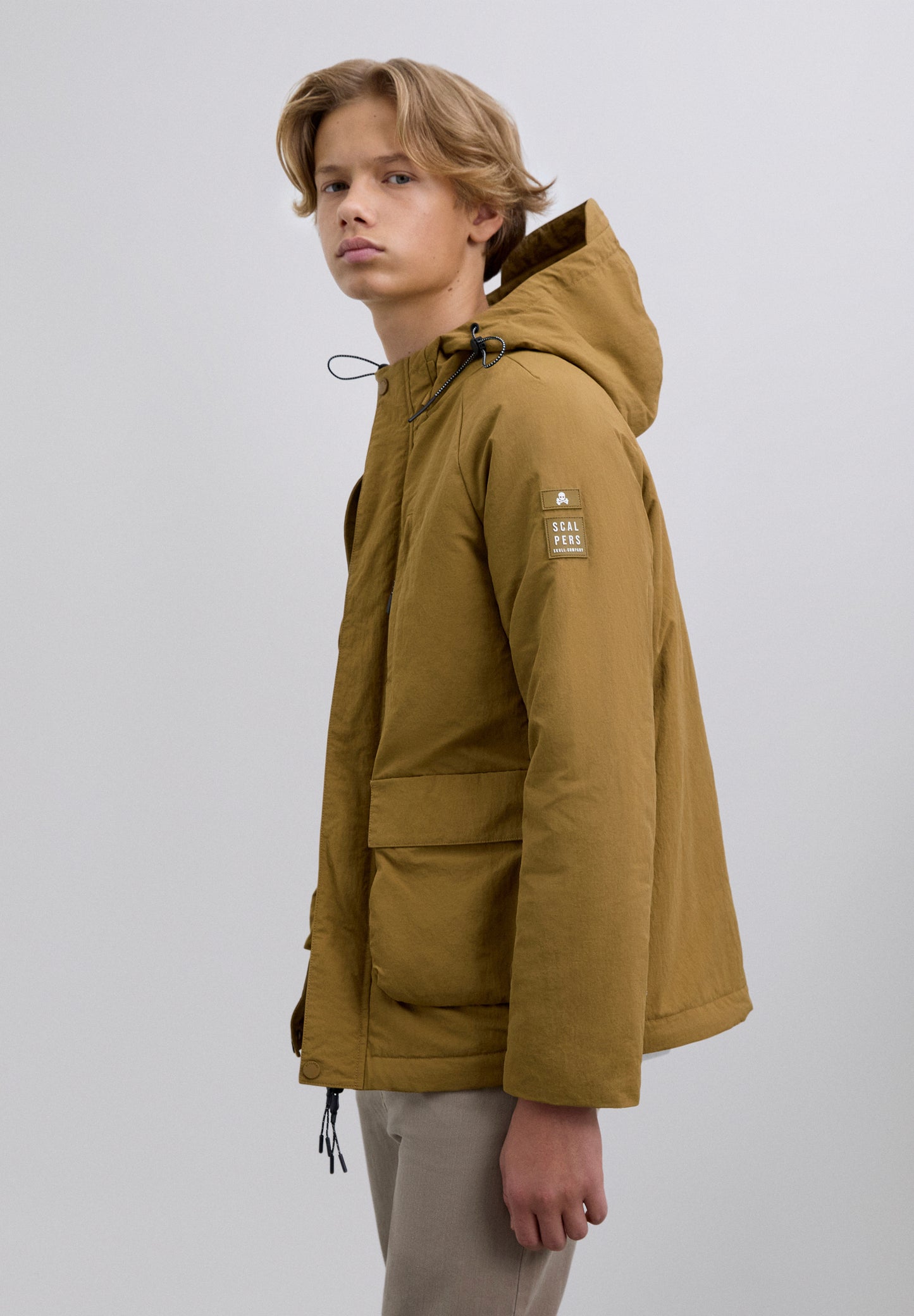 CHAQUETA CAPUCHA BOLSILLOS LOGO