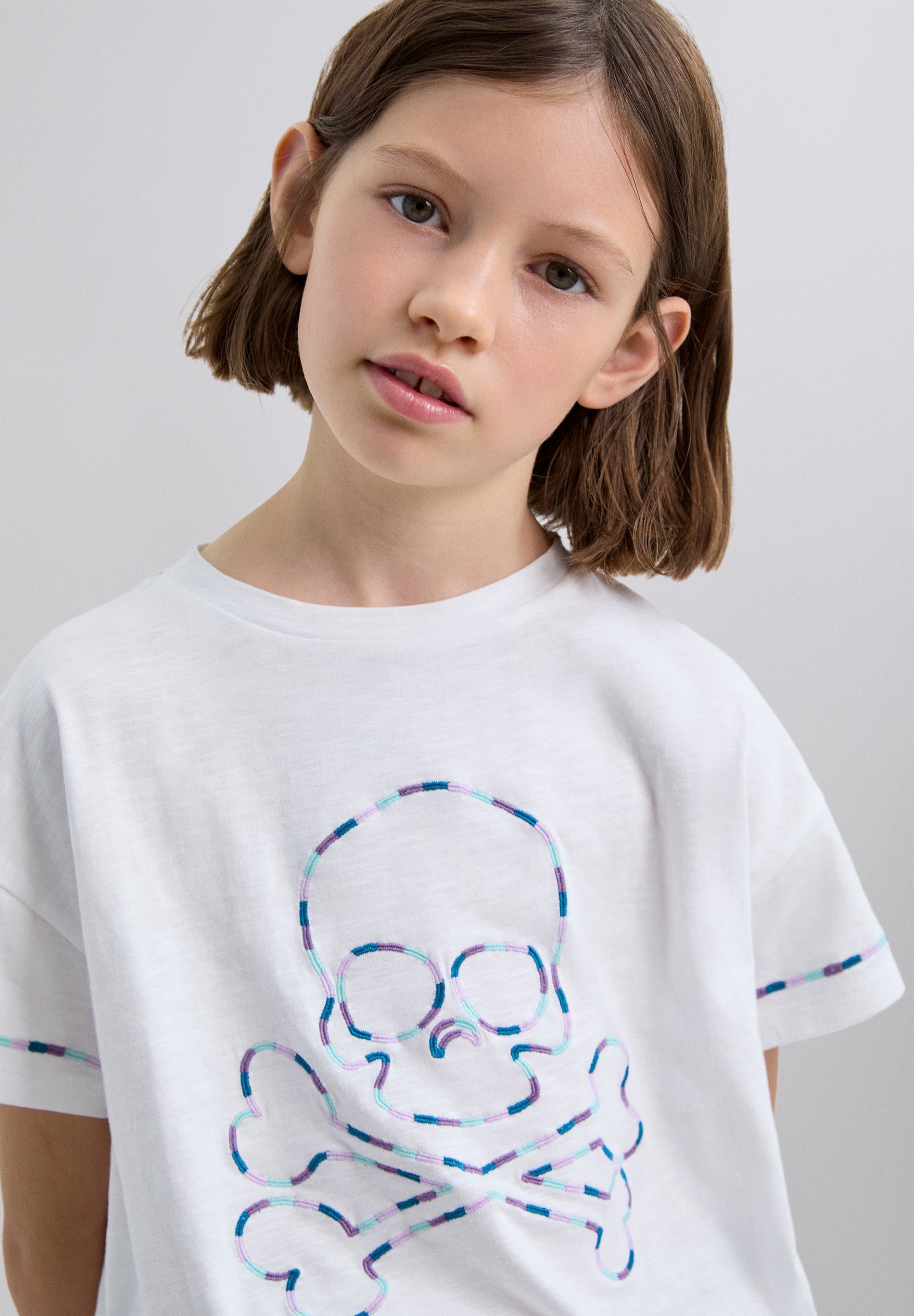 CAMISETA BORDADO TRICOLOR CALAVERA
