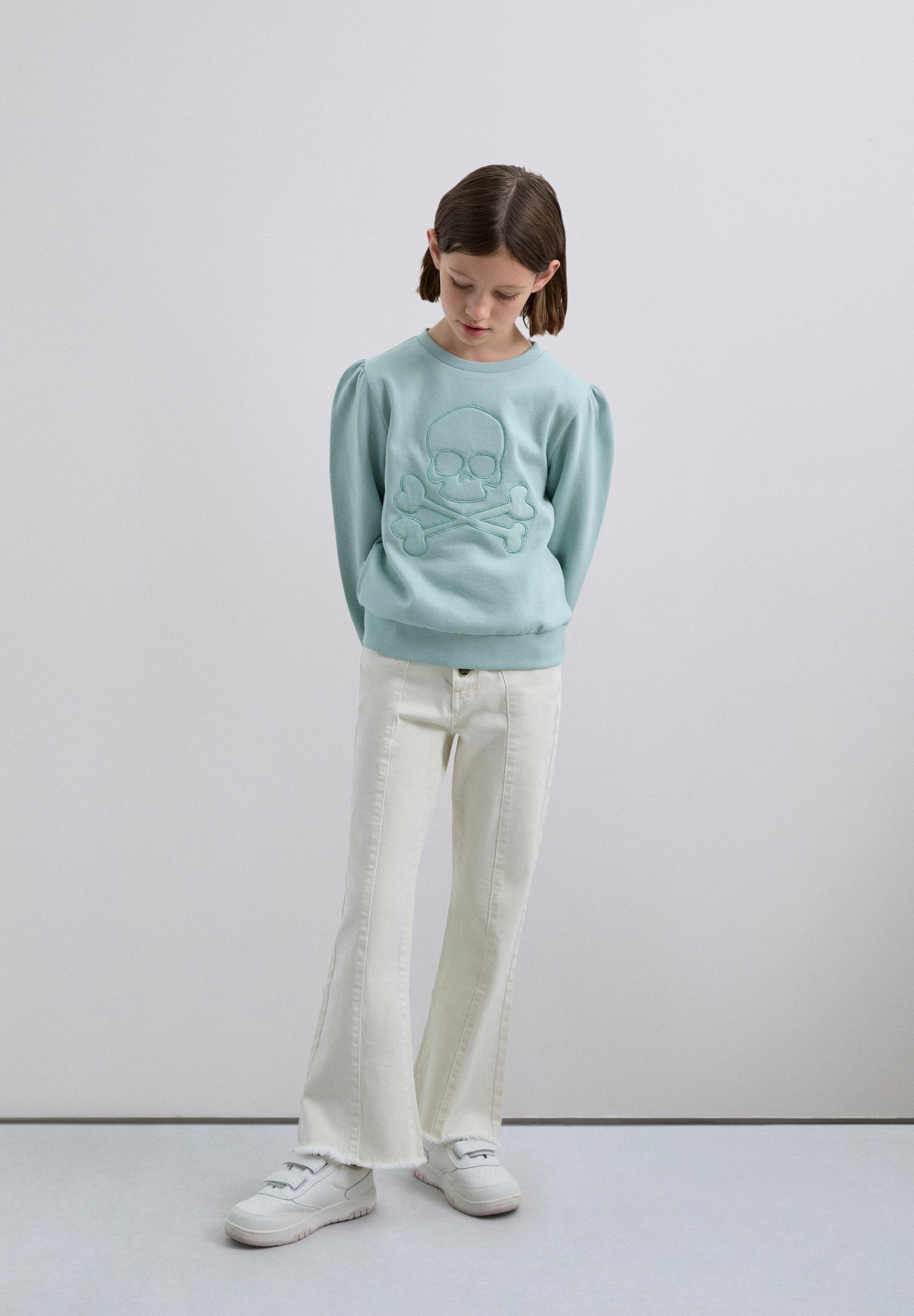 PANTALÓN DENIM CORTE FLARE