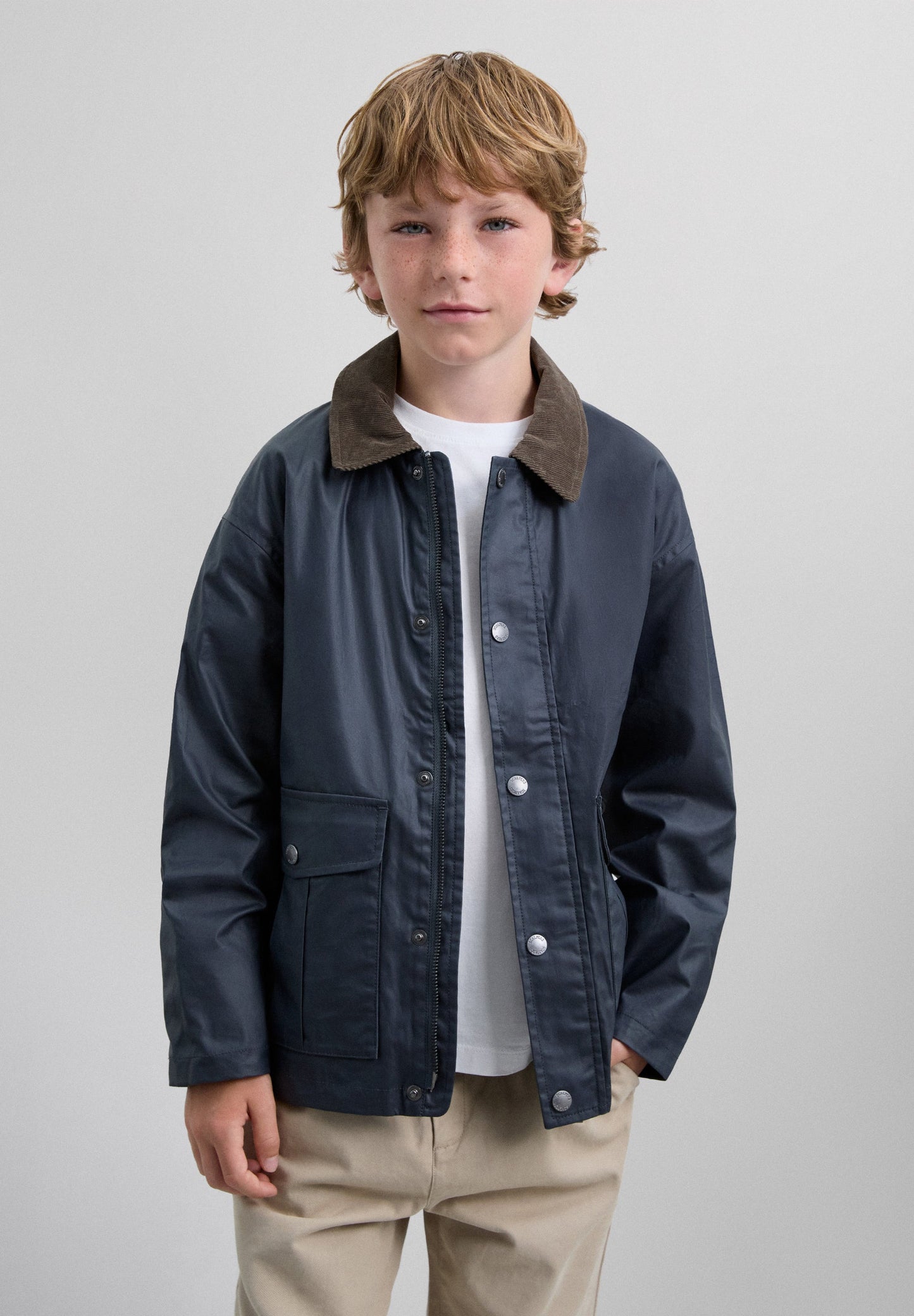 CHAQUETA CUELLO CONTRASTE PANA