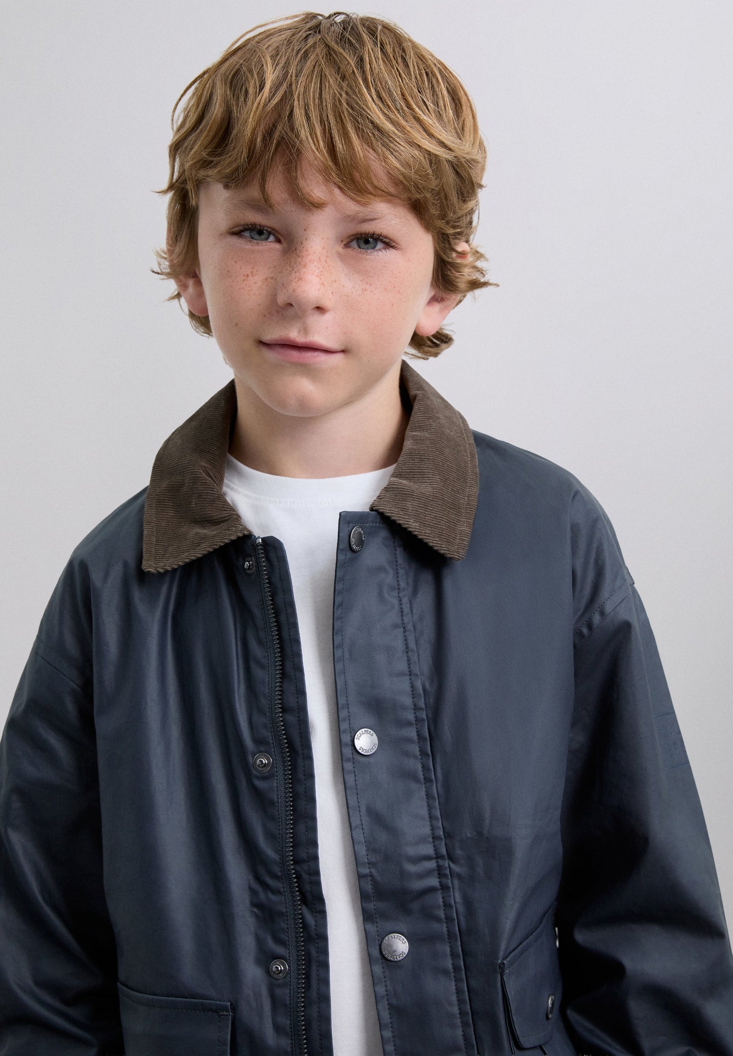 CHAQUETA CUELLO CONTRASTE PANA