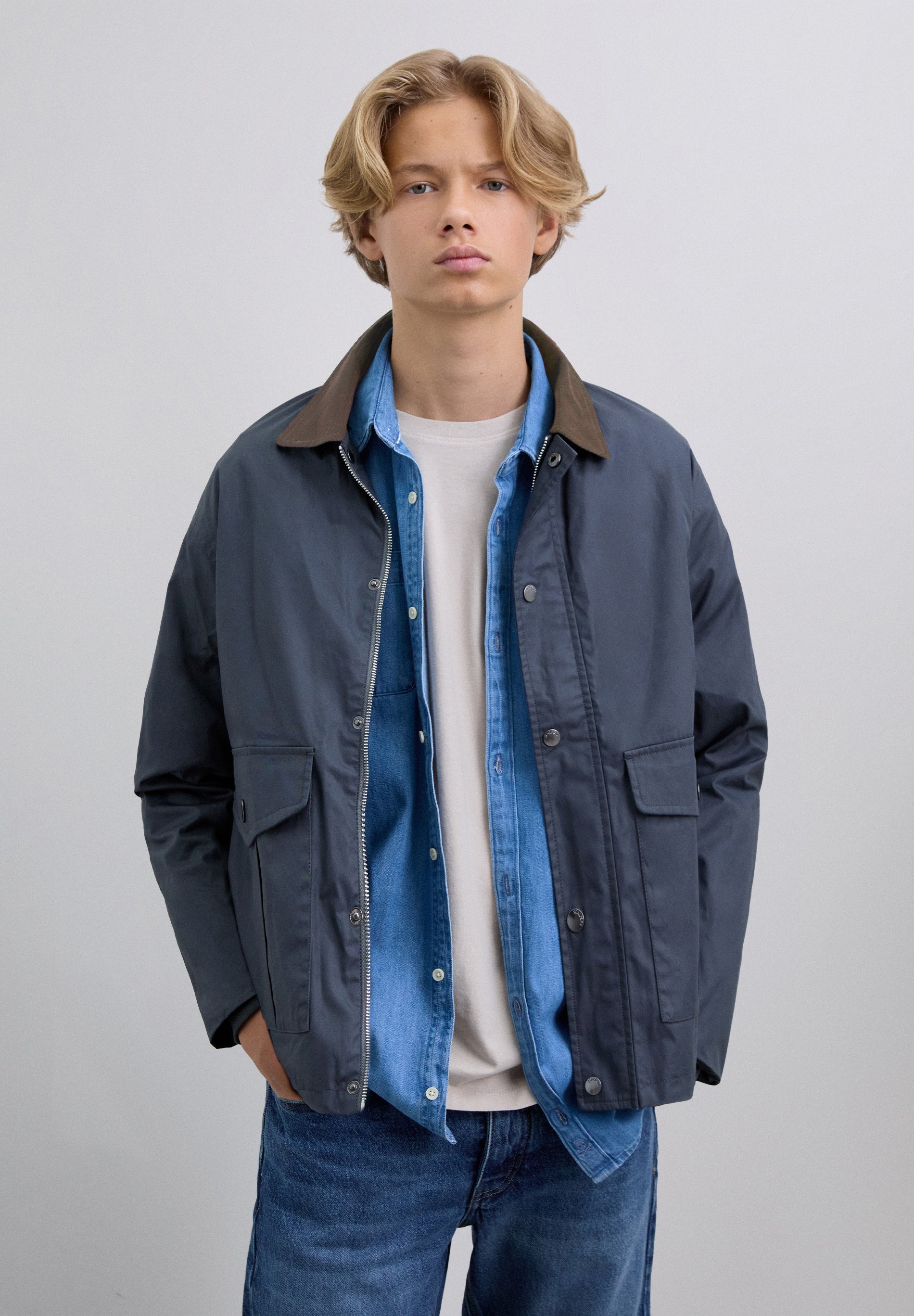 CHAQUETA CUELLO CONTRASTE PANA