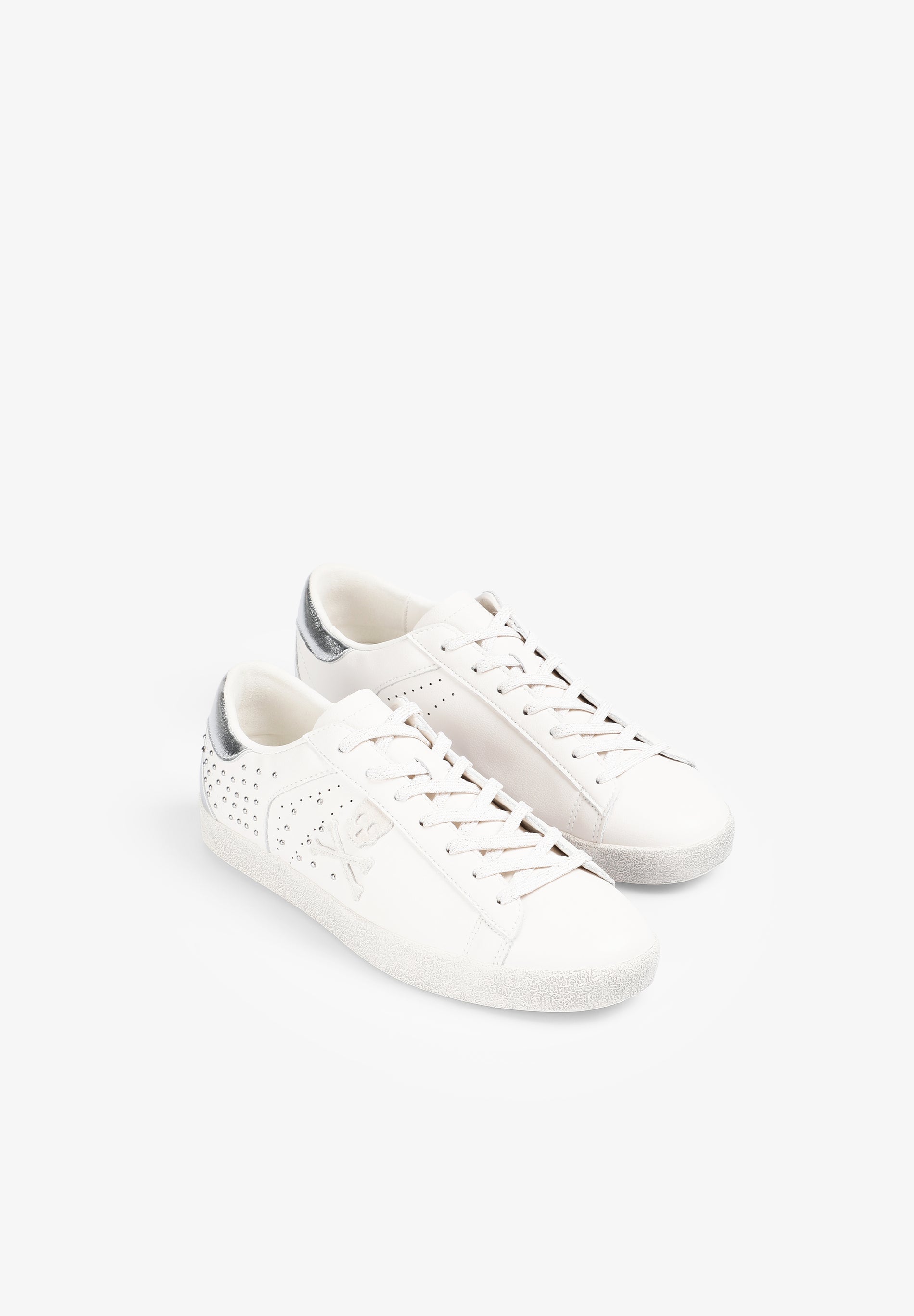 SNEAKERS TACHUELAS PIEL CALAVERA - Scalpers