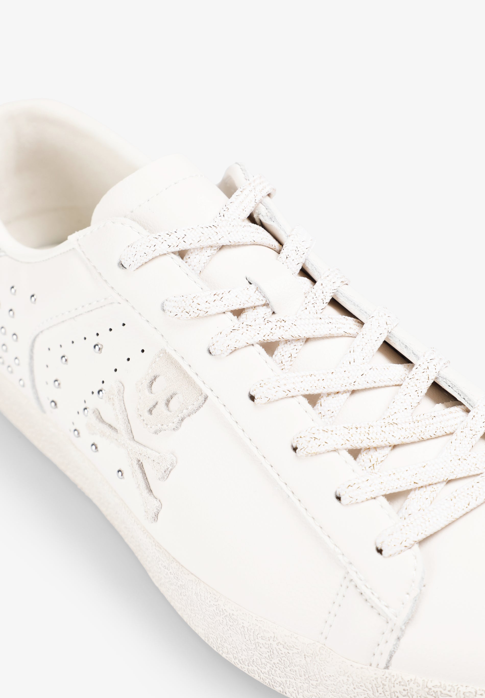 SNEAKERS TACHUELAS PIEL CALAVERA - Scalpers