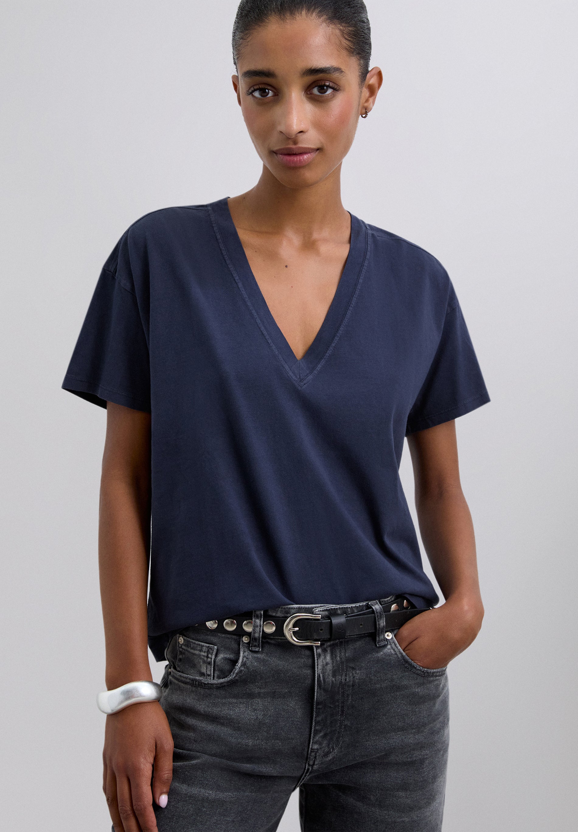 SCPLAINSKULLV TEE