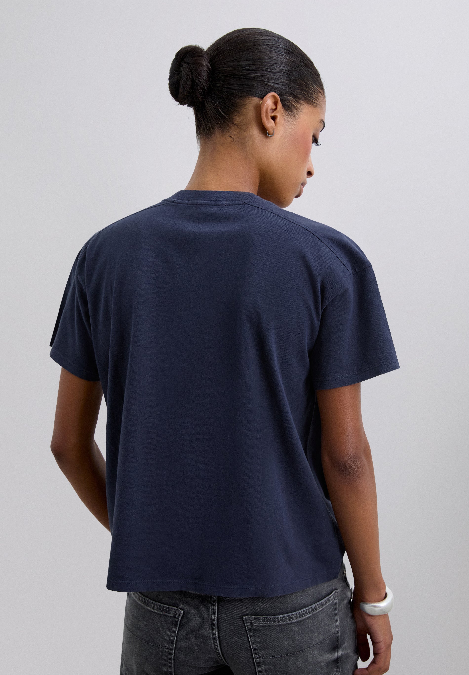 CAMISETA BÁSICA CUELLO PICO - Scalpers