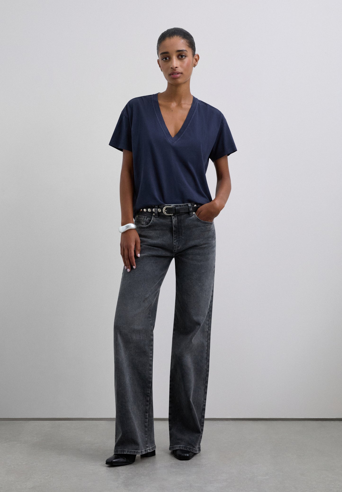 CAMISETA BÁSICA CUELLO PICO