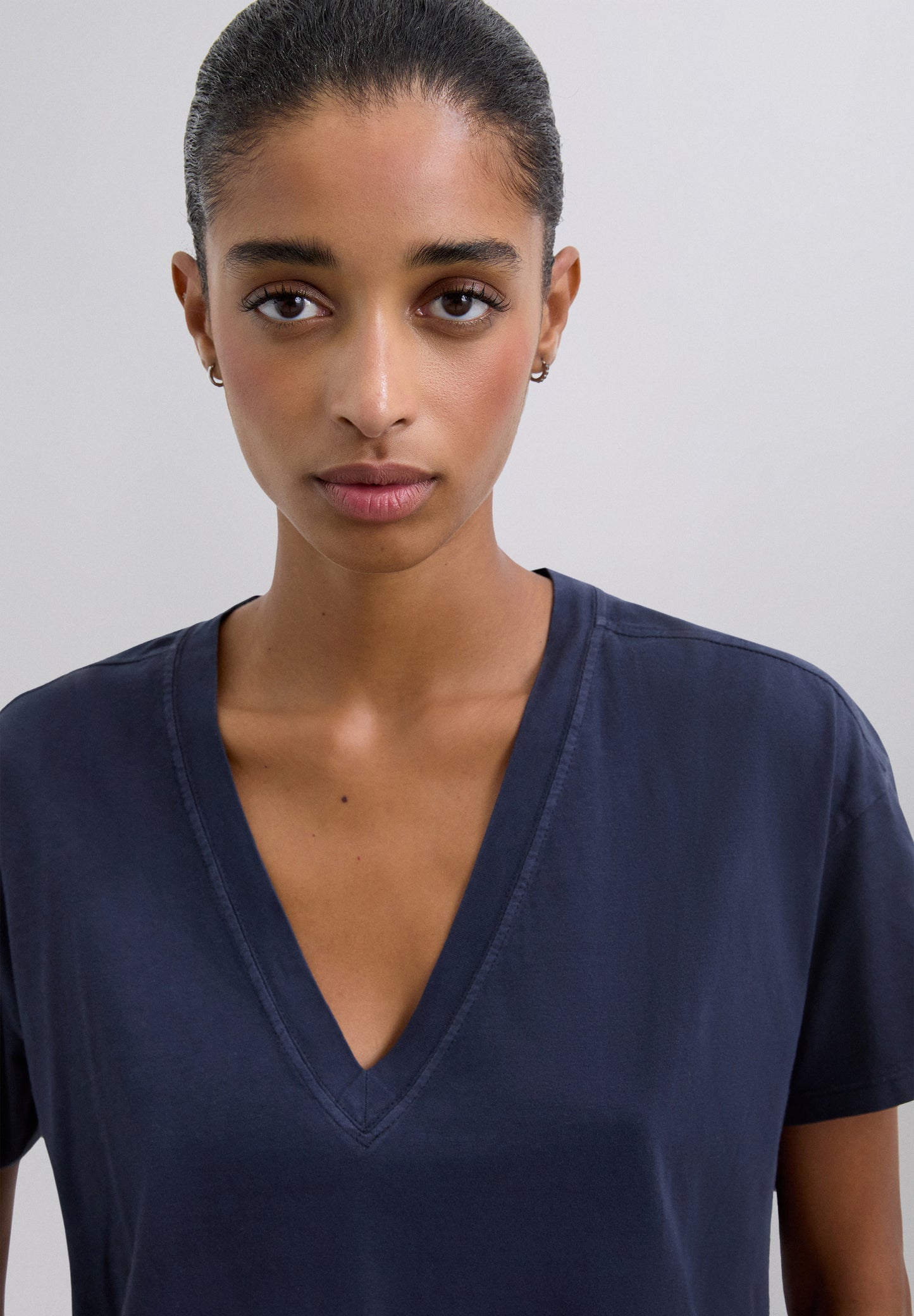 CAMISETA BÁSICA CUELLO PICO