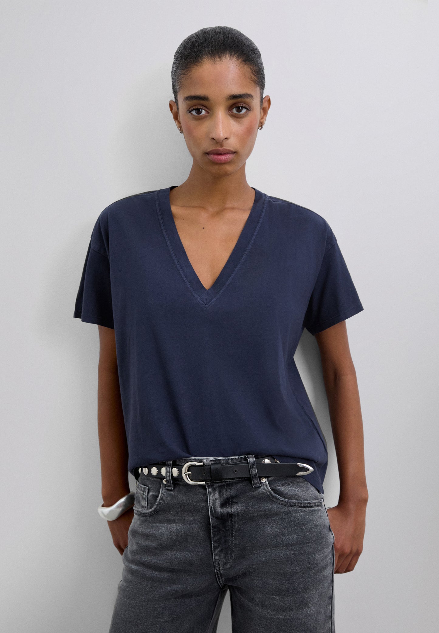 CAMISETA BÁSICA CUELLO PICO