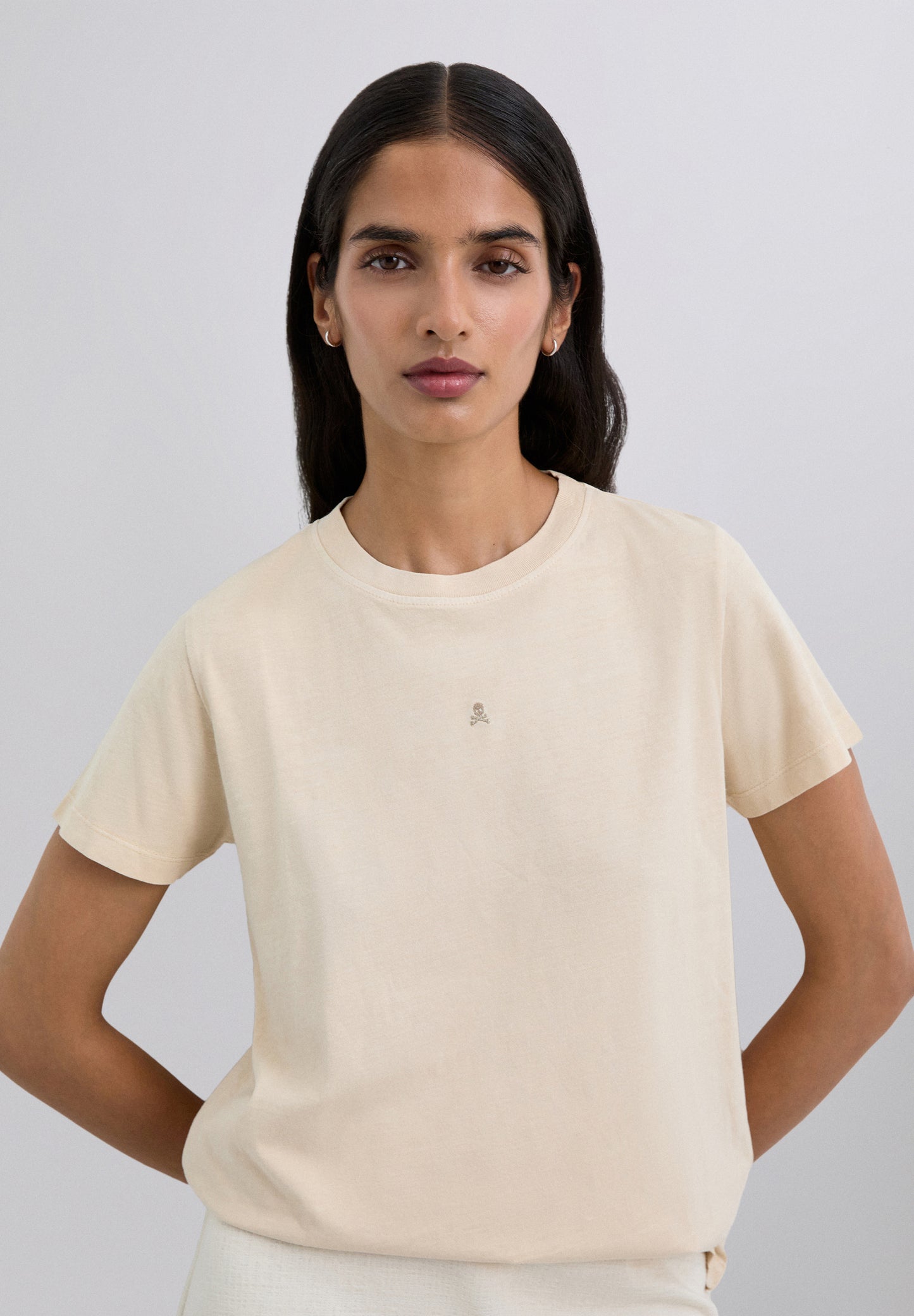 SCPLAINSKULLV TEE