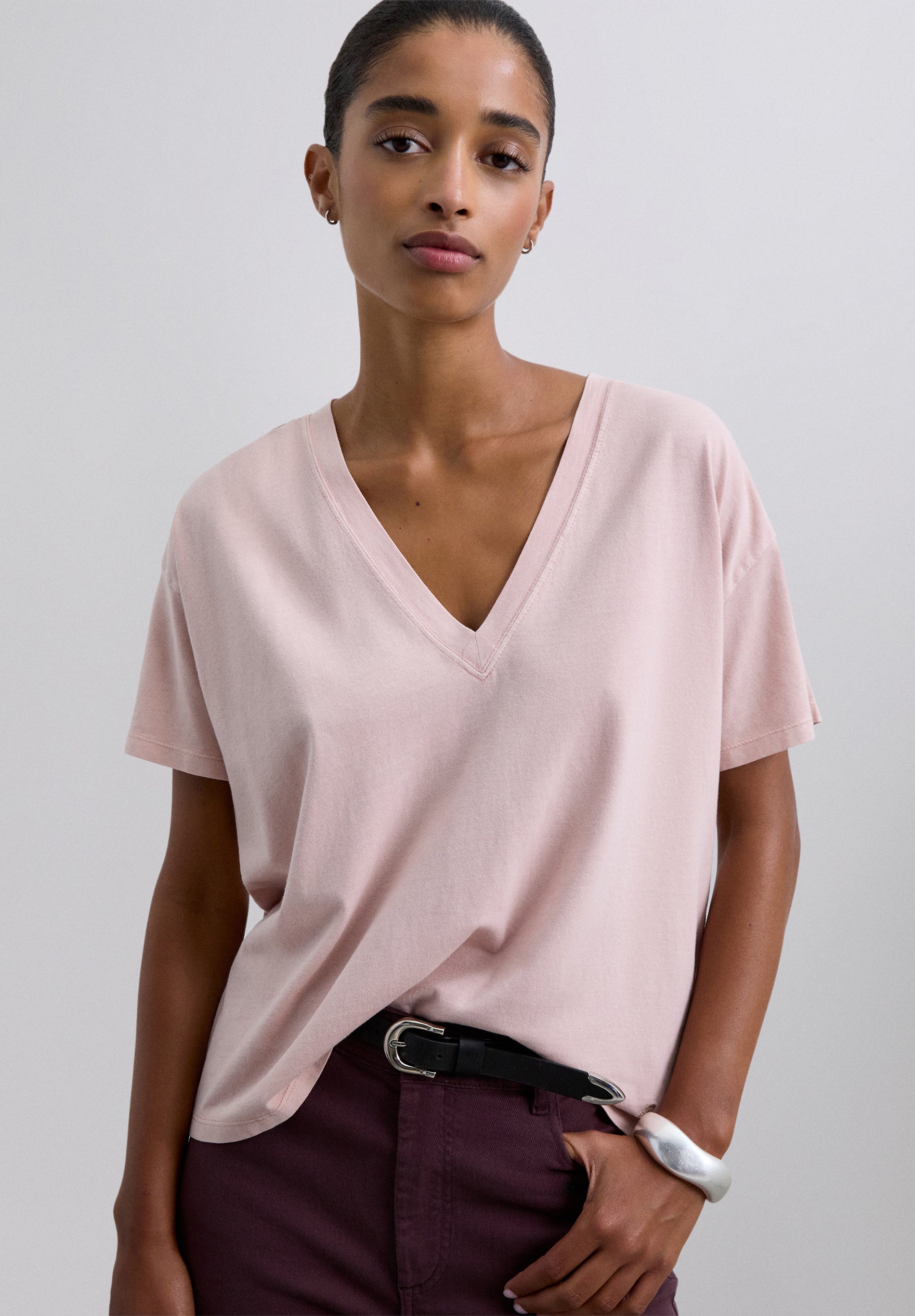 CAMISETA BÁSICA CUELLO PICO