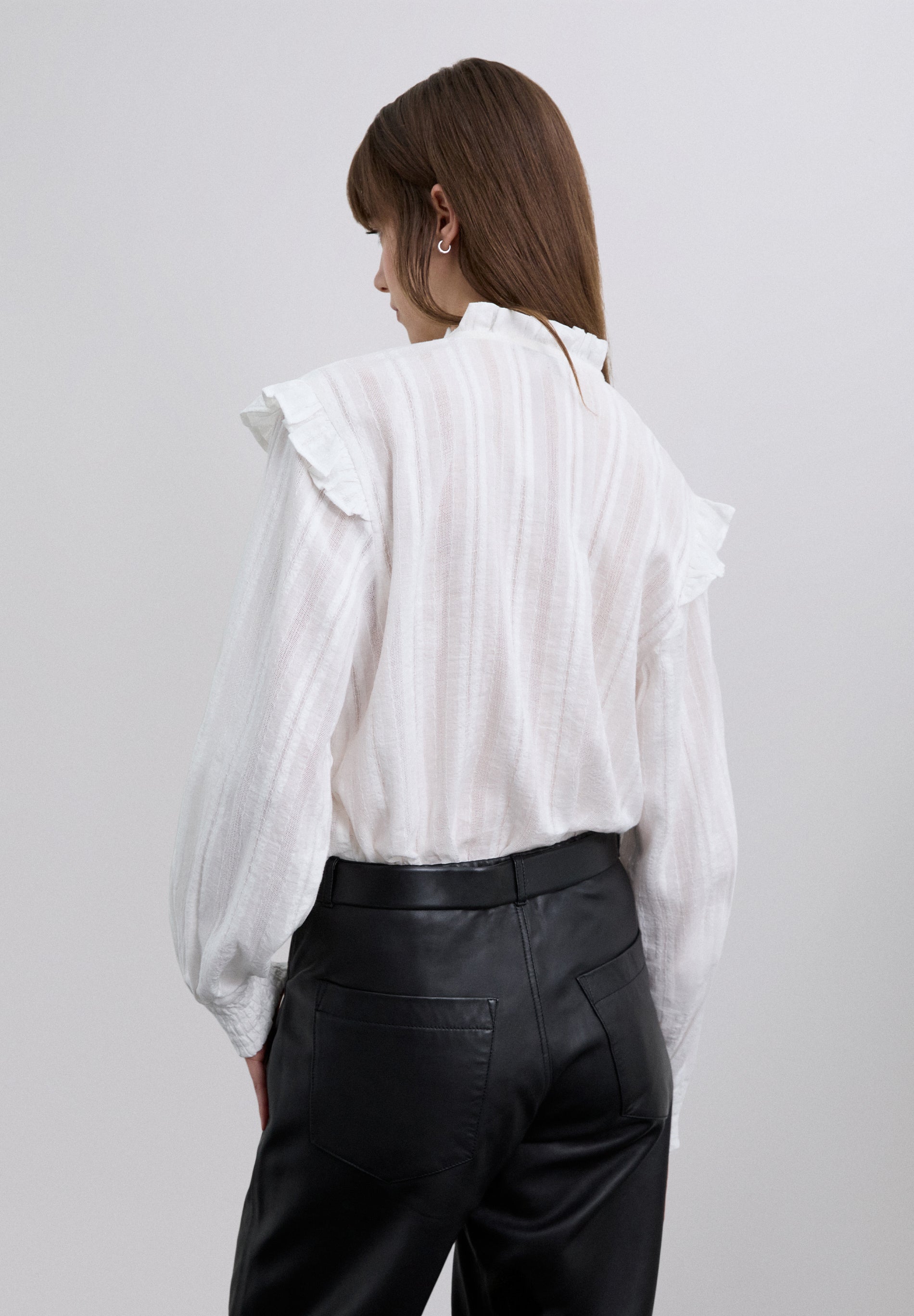 BLUSA FRUNCIDA CON VOLANTE - Scalpers