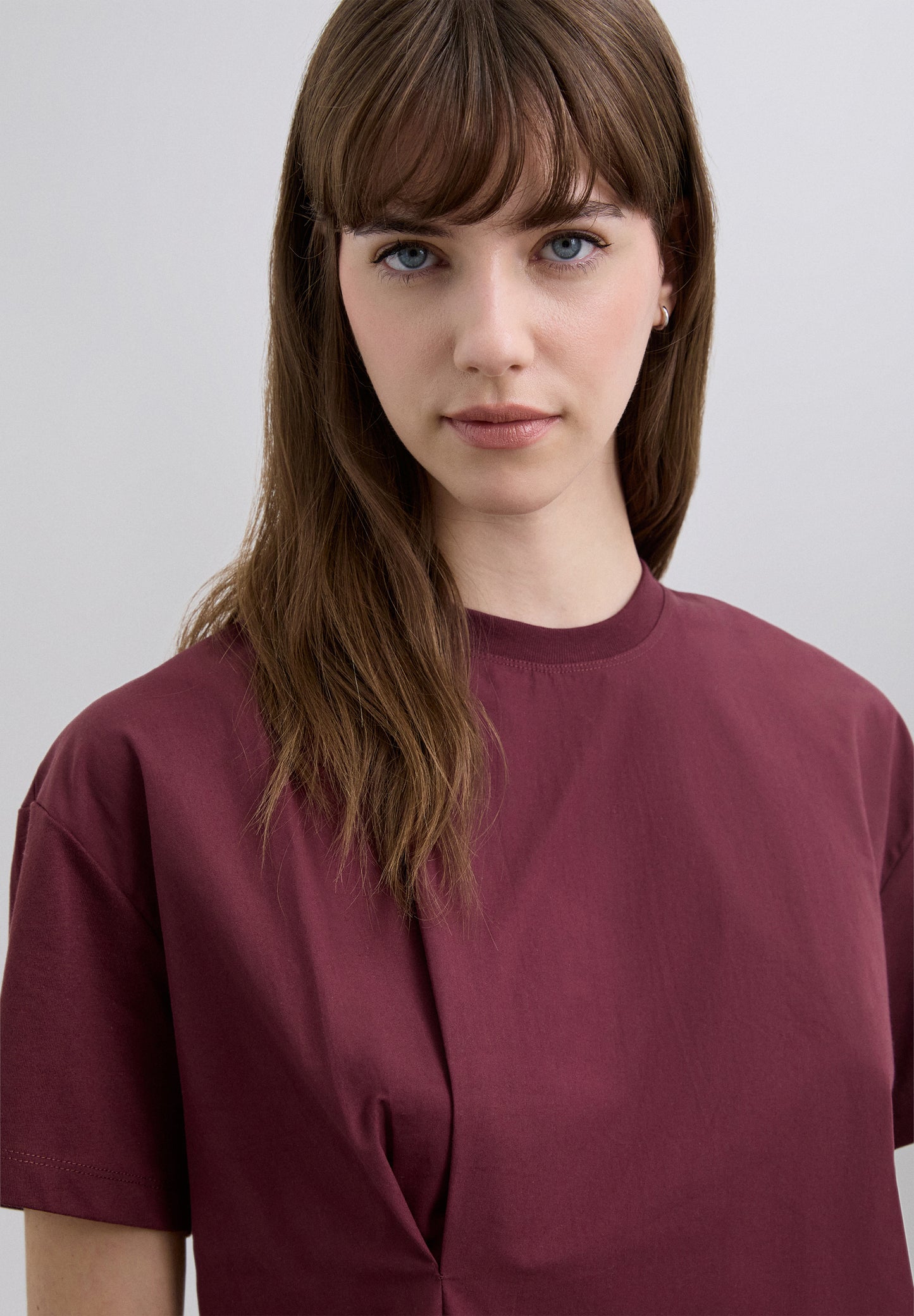 CAMISETA ASIMÉTRICA CUELLO REDONDO