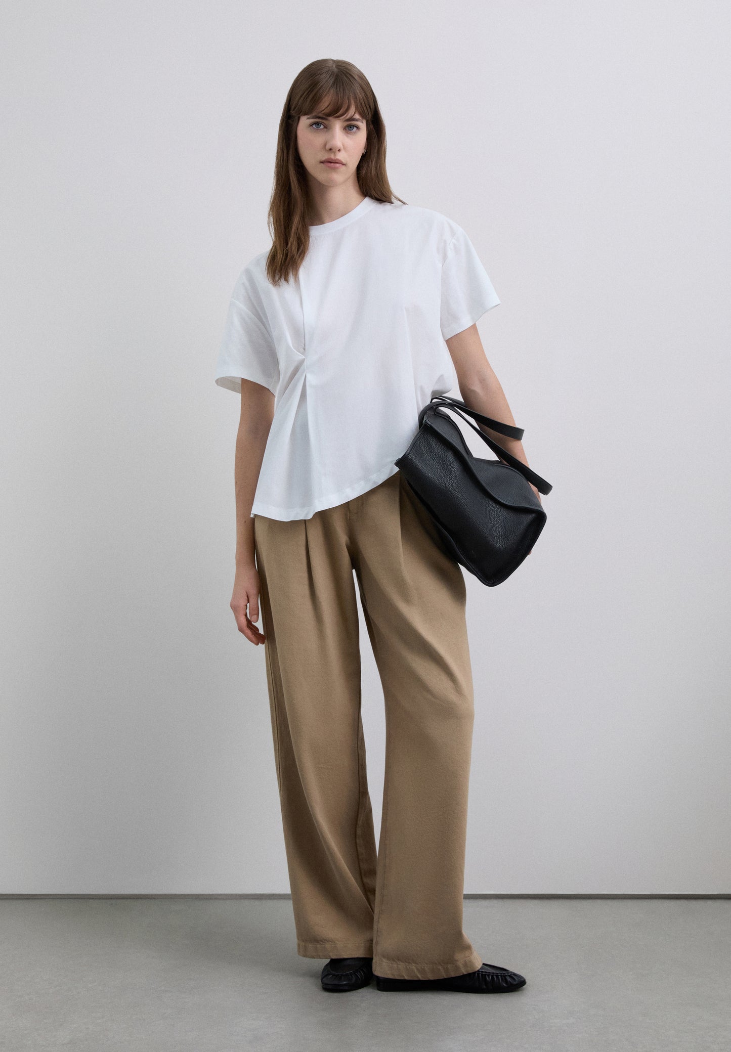 CAMISETA ASIMÉTRICA CUELLO REDONDO