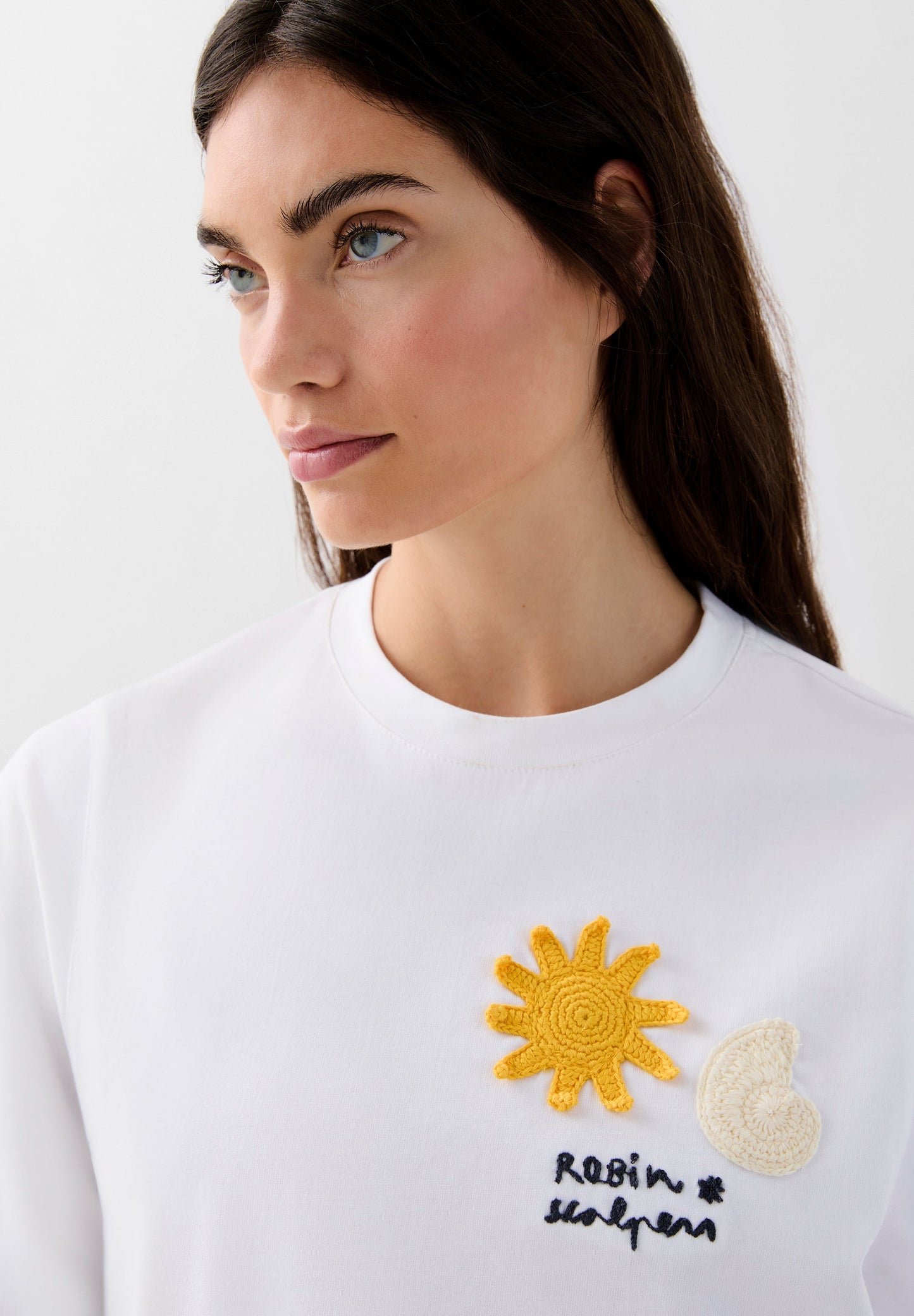 CAMISETA DETALLE BORDADO