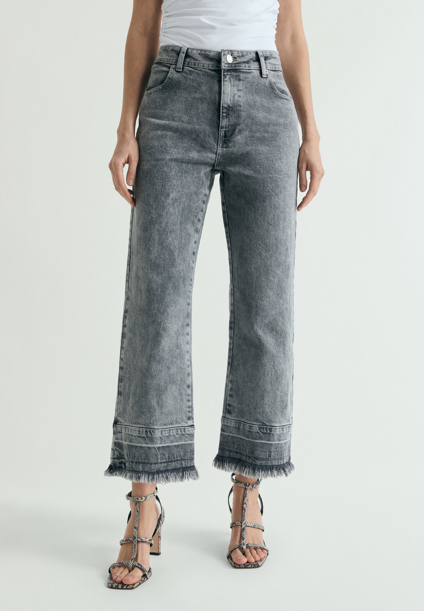JEANS EFECTO LAVADO DESFLECADOS
