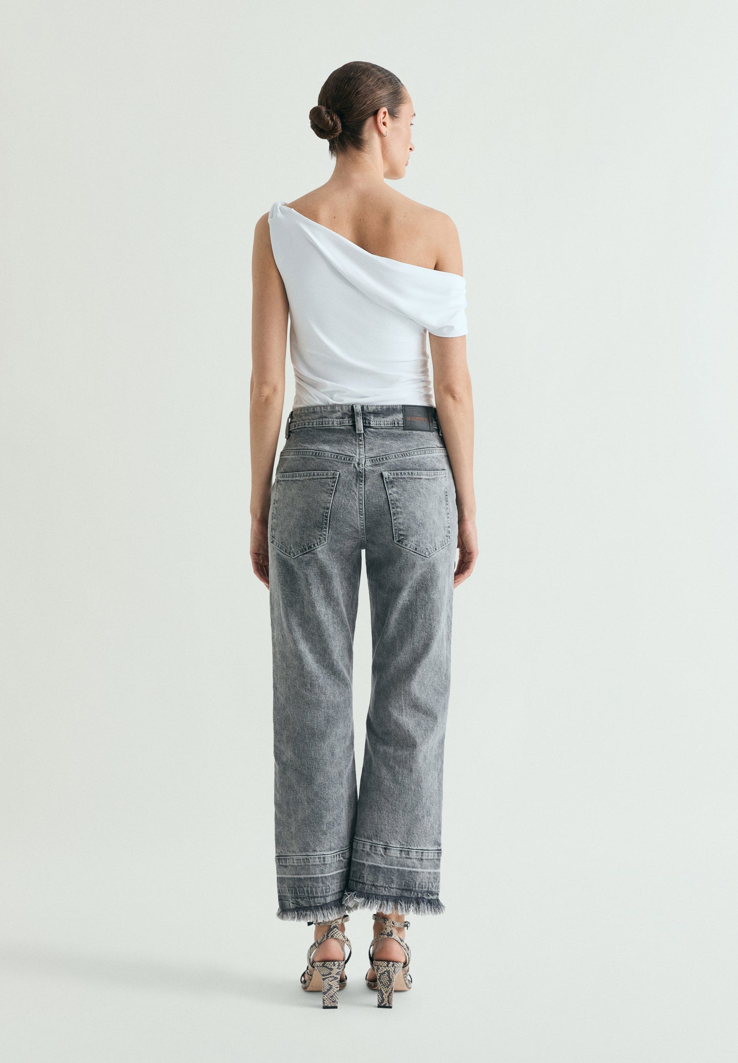 JEANS EFECTO LAVADO DESFLECADOS