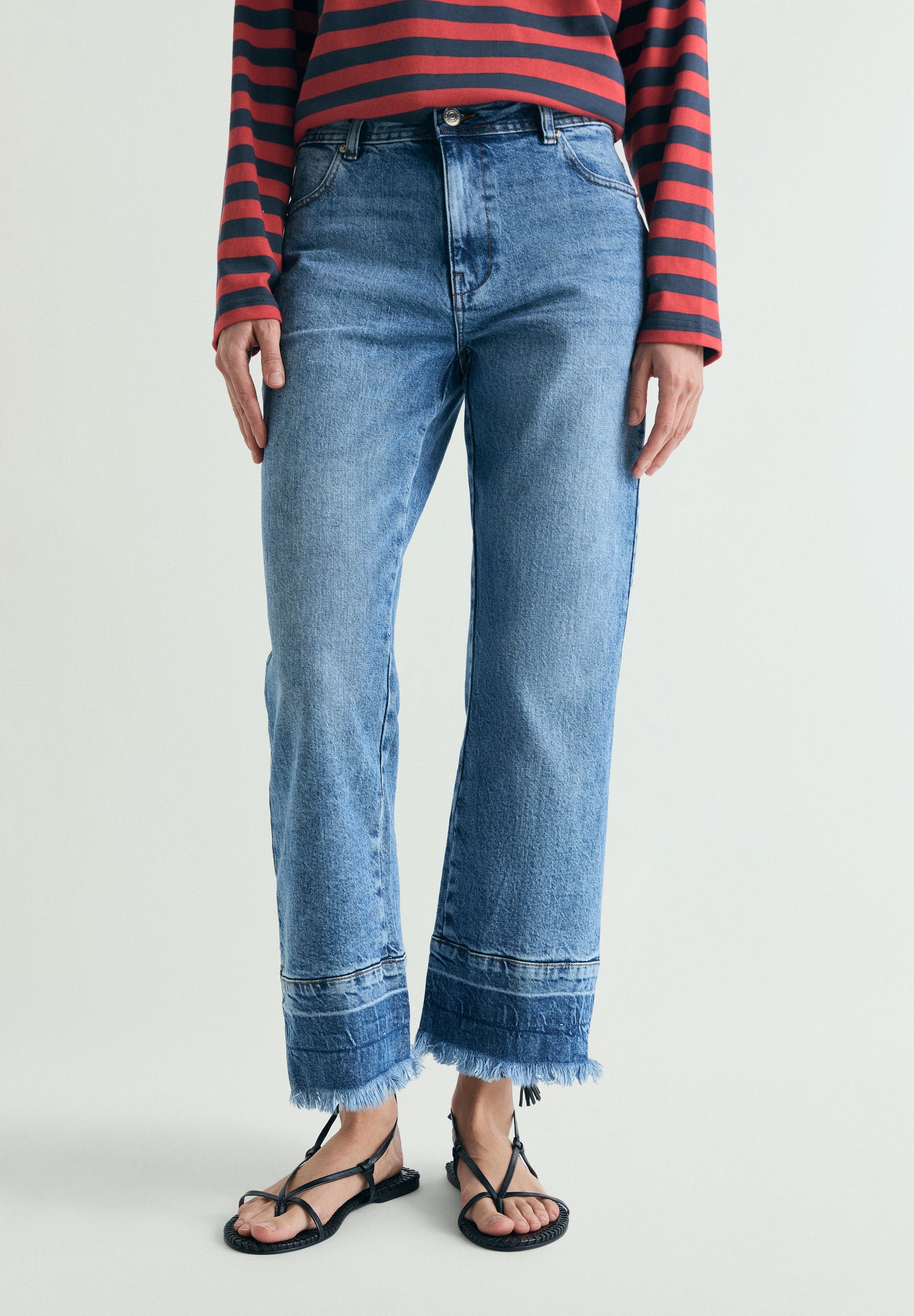 JEANS EFECTO LAVADO DESFLECADOS