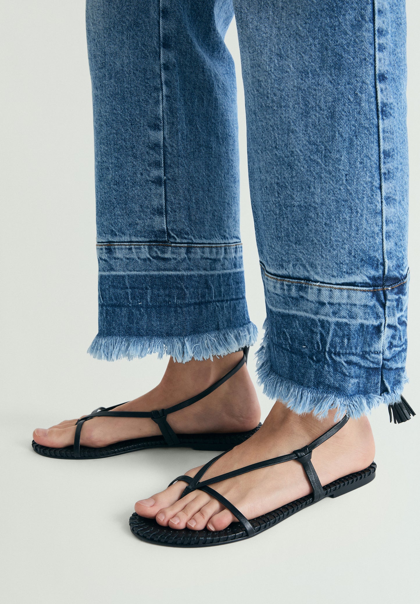 JEANS EFECTO LAVADO DESFLECADOS