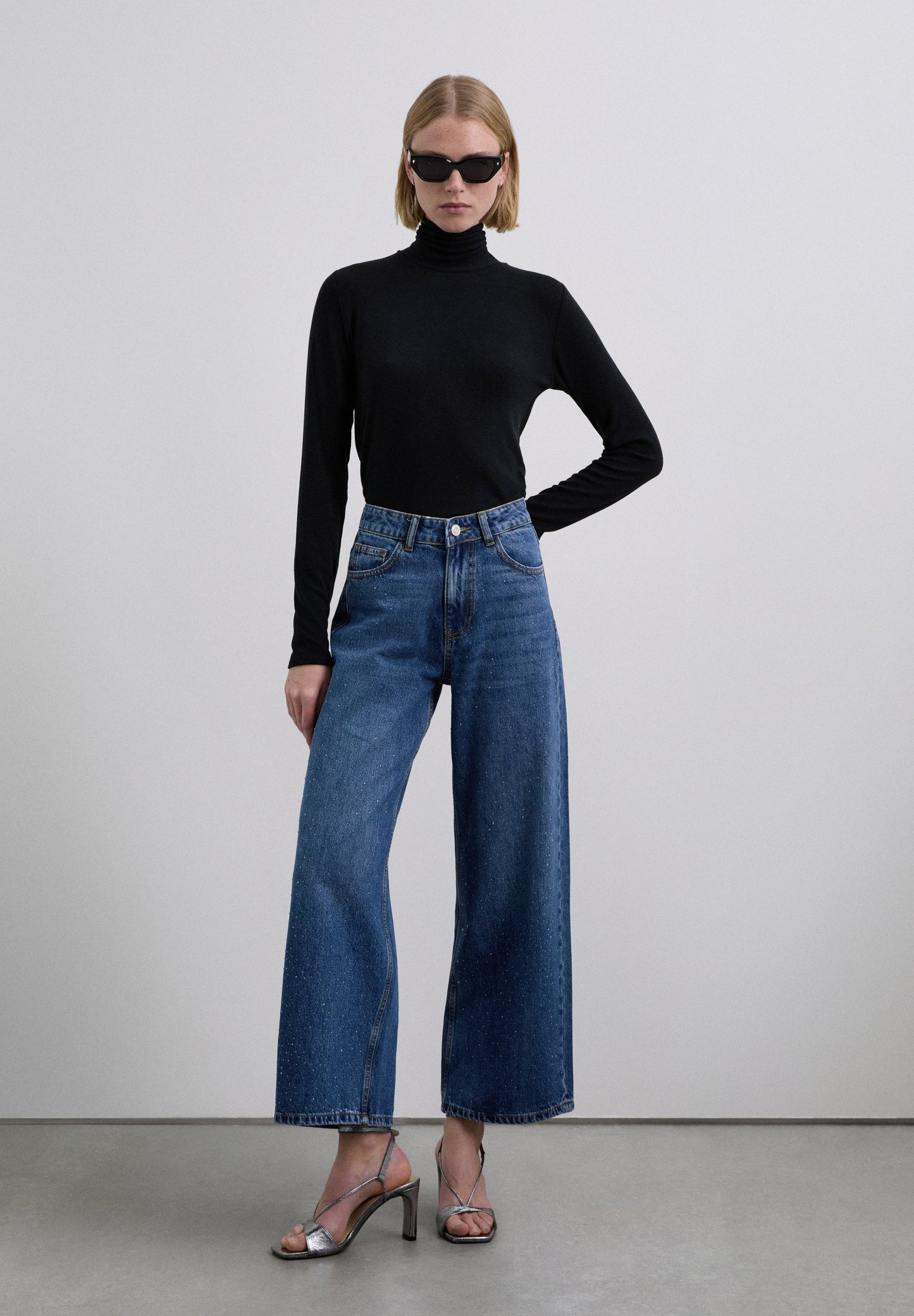 JEANS RECTOS TACHUELAS