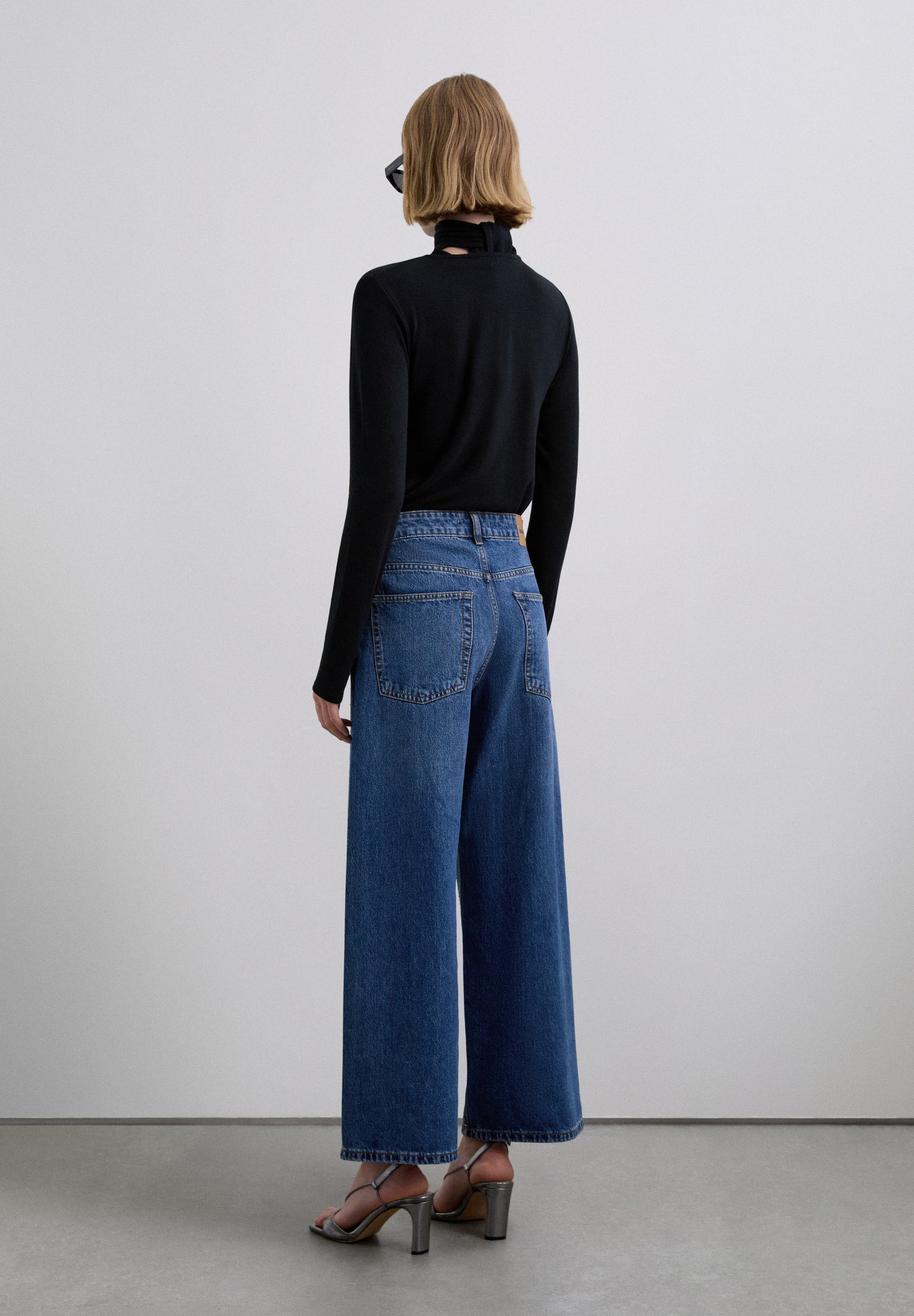 JEANS RECTOS TACHUELAS