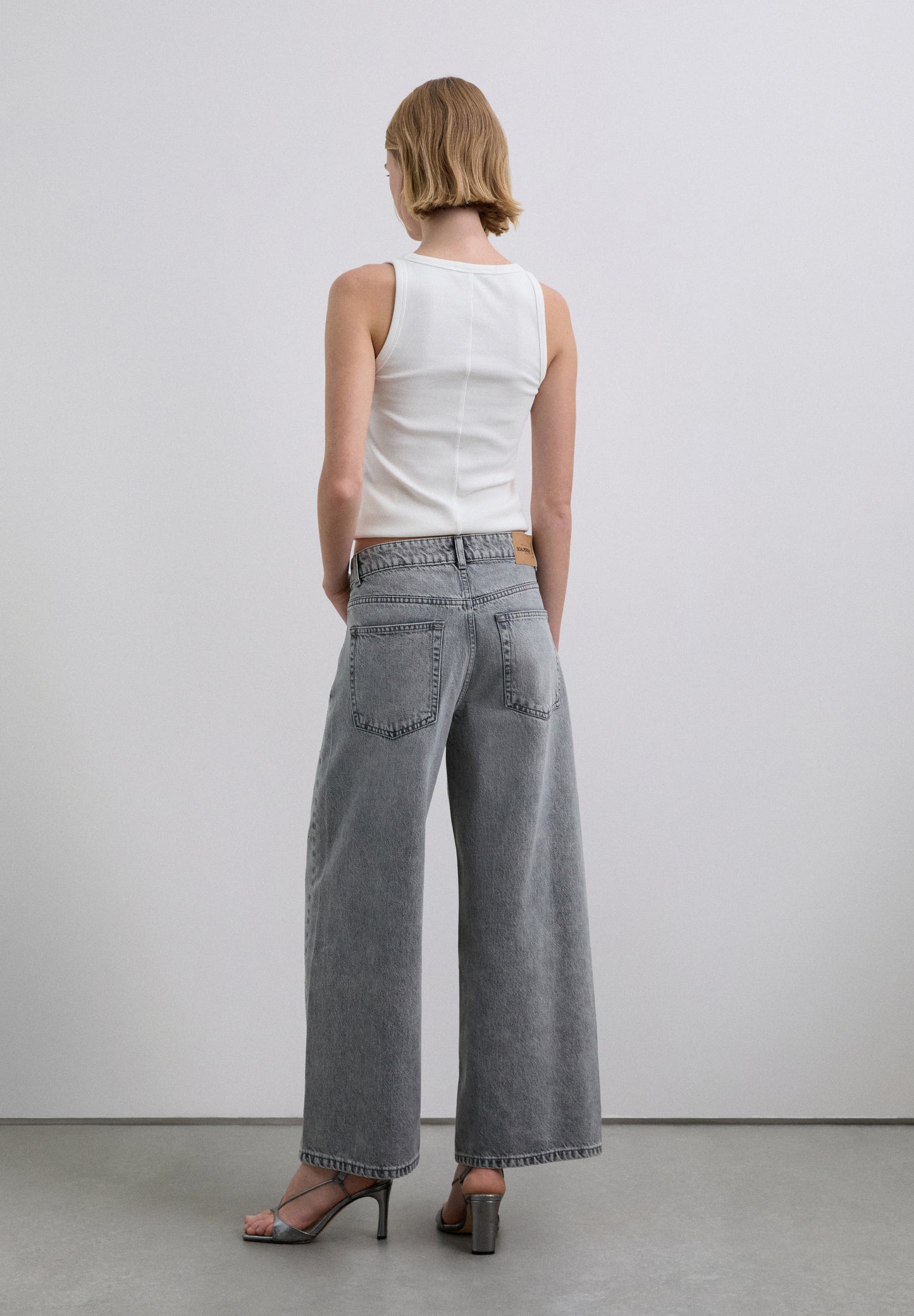 JEANS RECTOS TACHUELAS