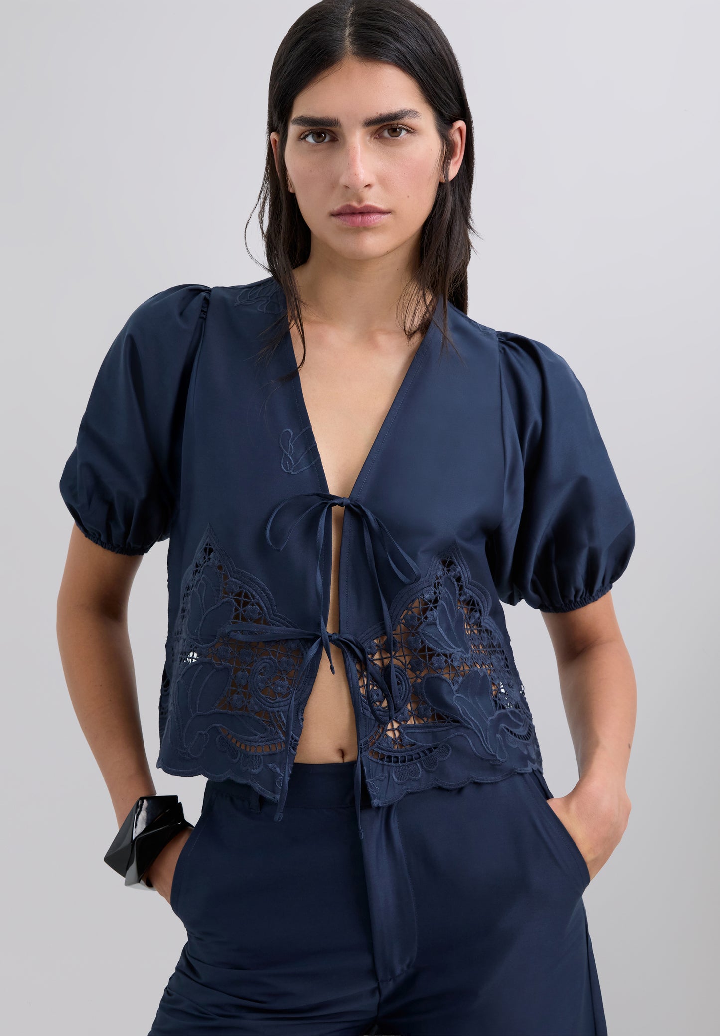 BLUSA BORDADA LAZOS