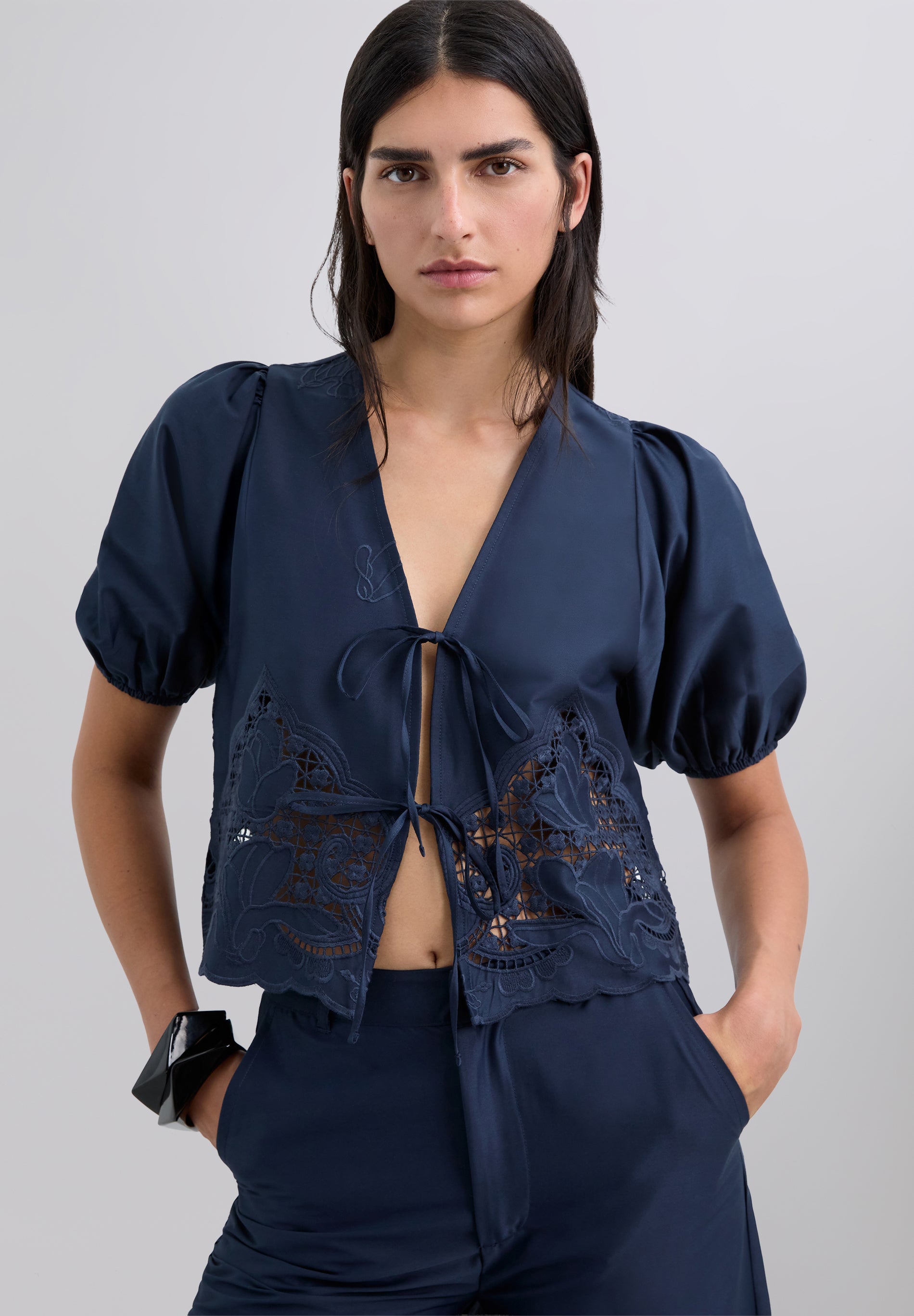 BLUSA BORDADA LAZOS