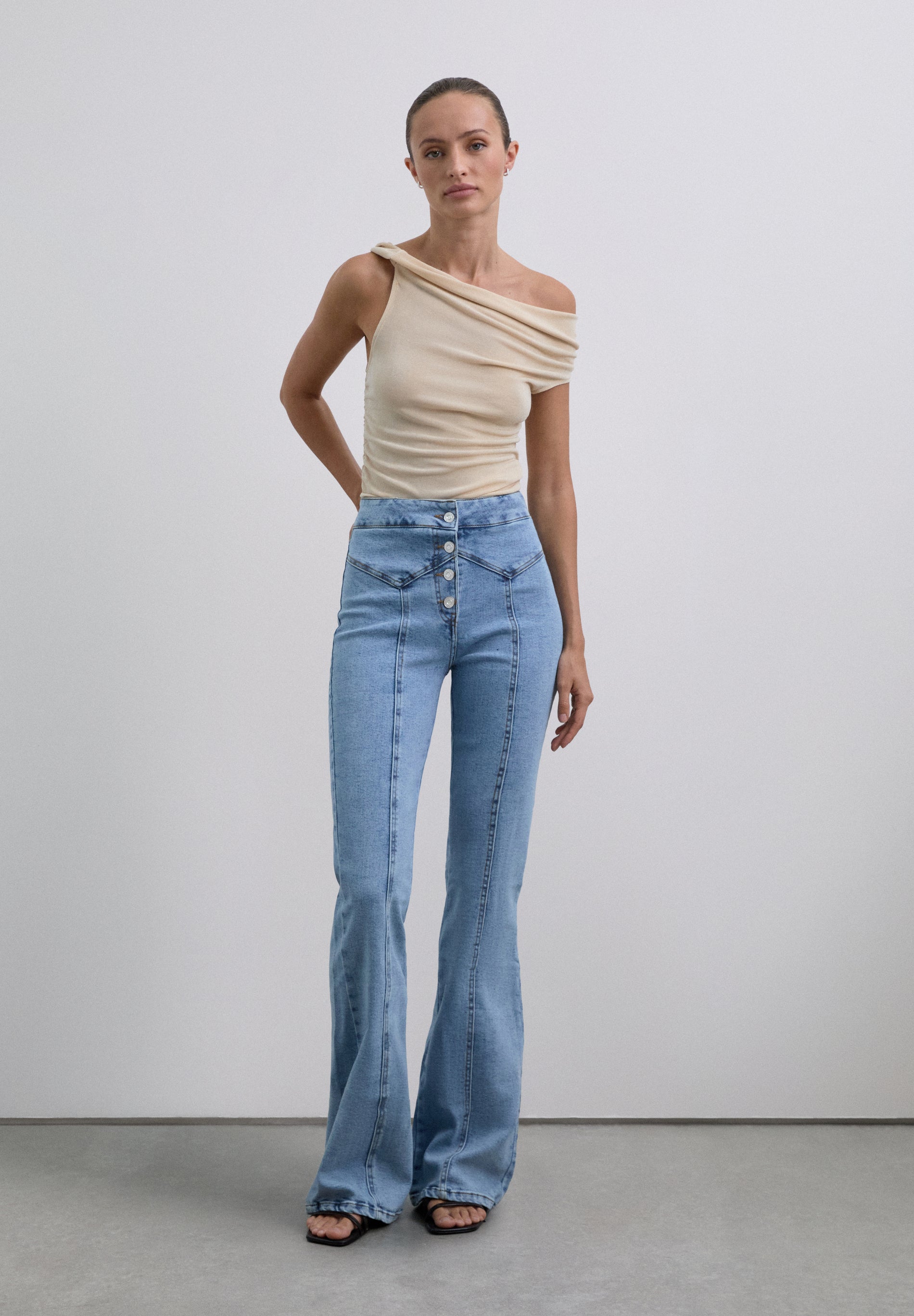 JEANS BOOTCUT BOTONES