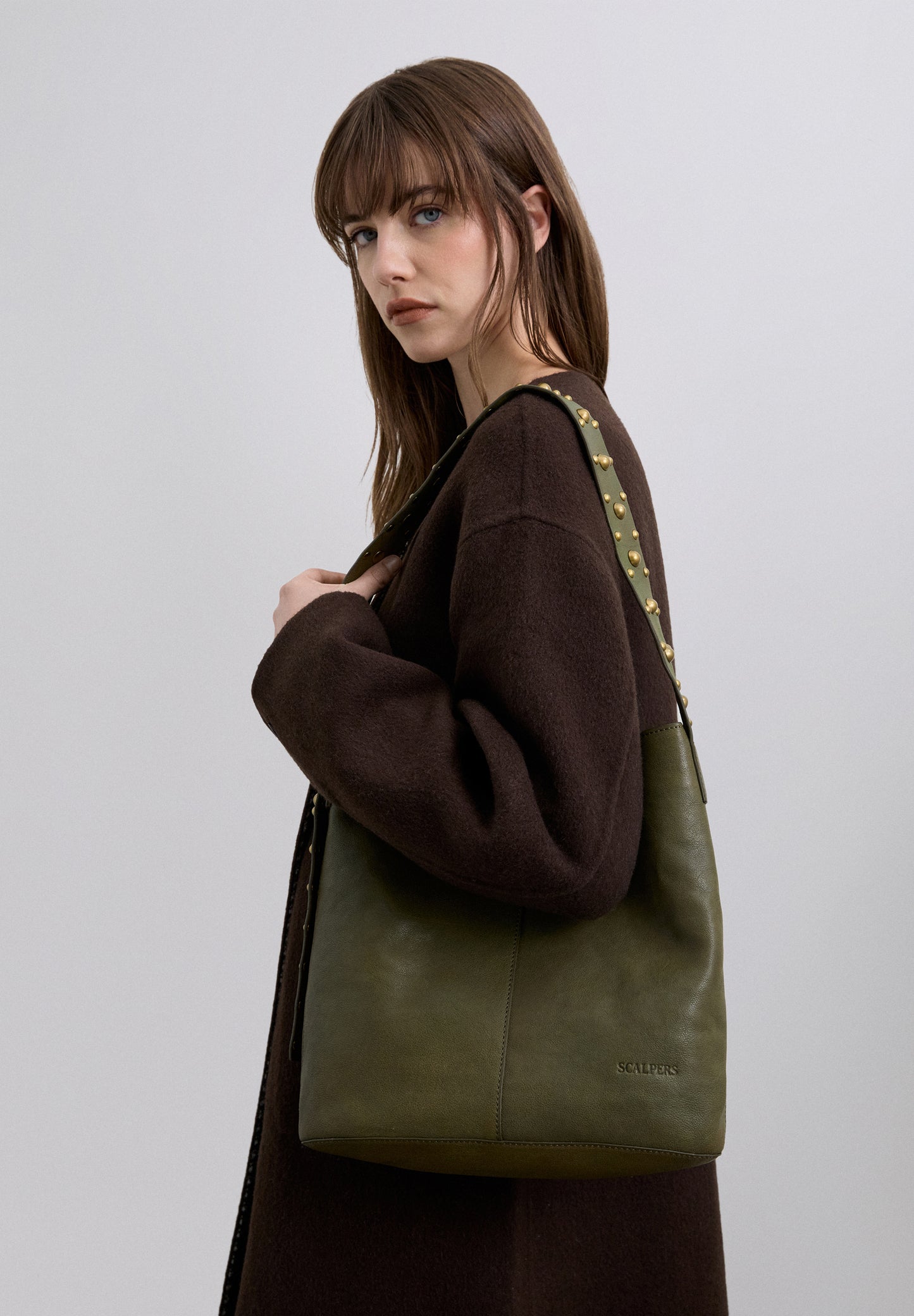 BOLSO PIEL TACHUELAS