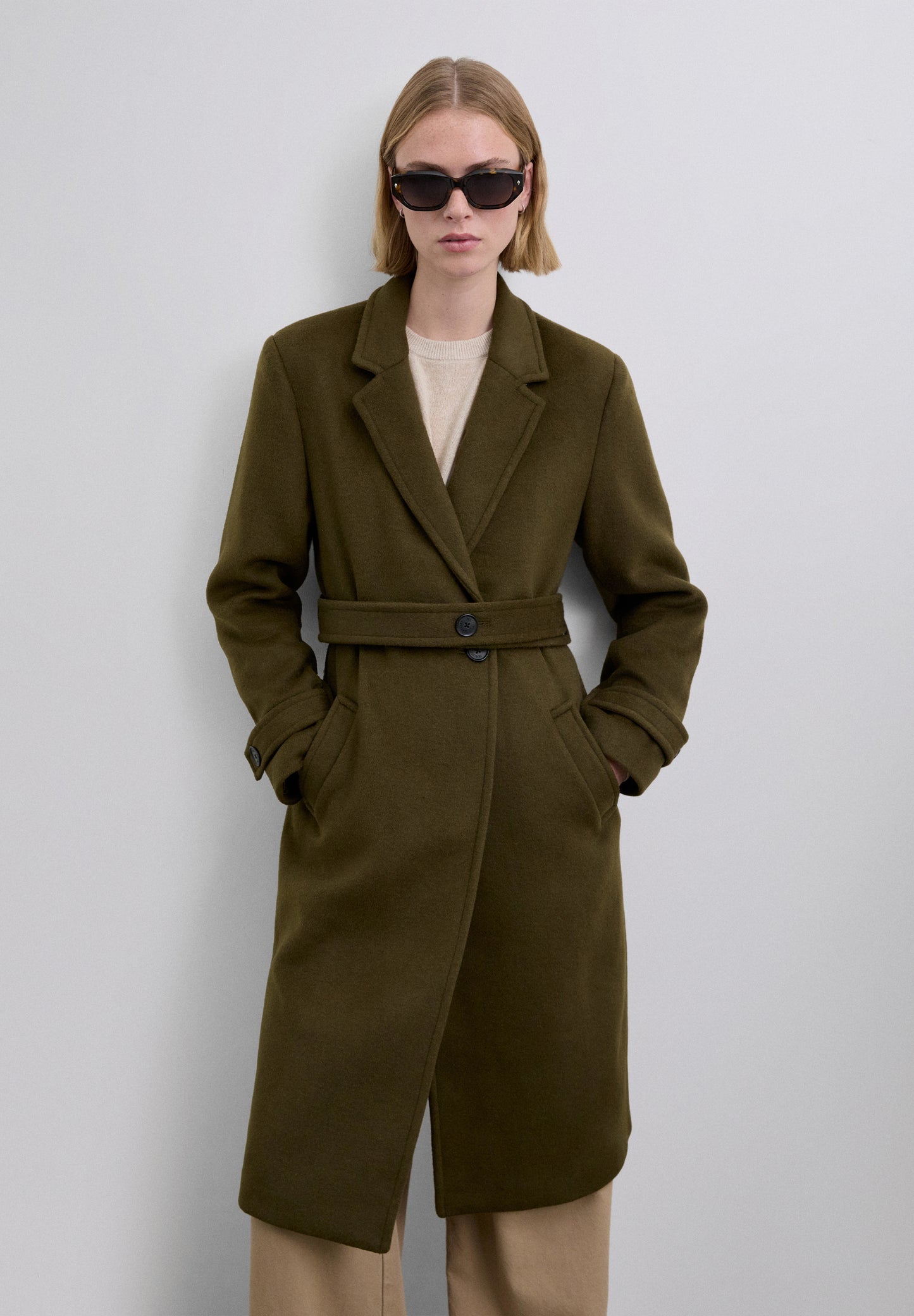 ABRIGO CON CINTURÓN A CONTRASTE