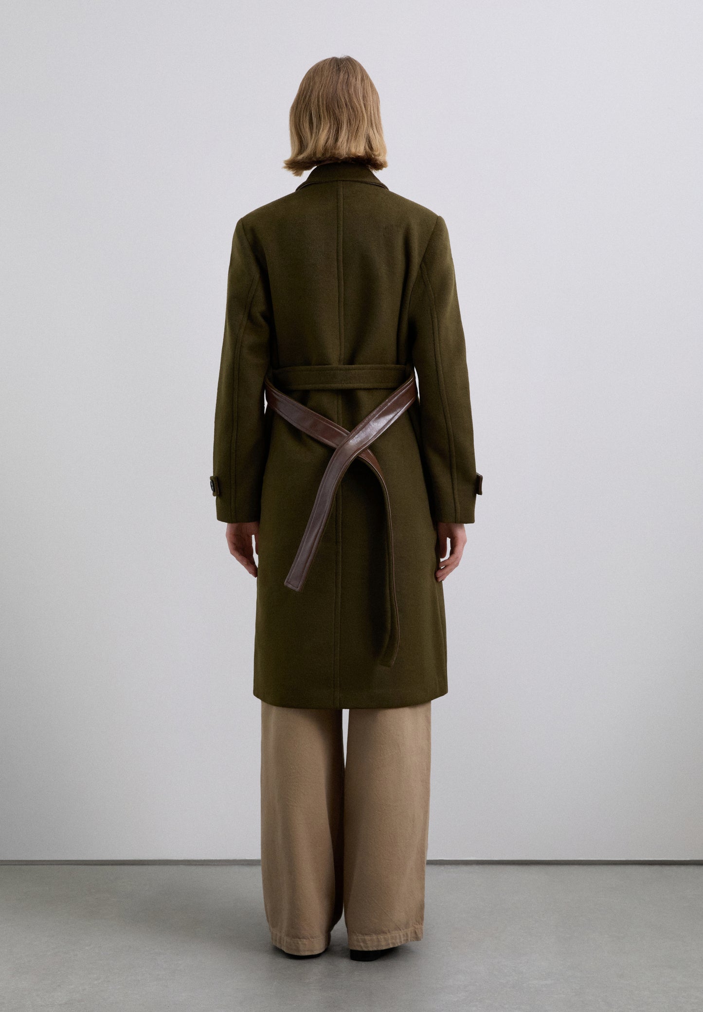 ABRIGO CON CINTURÓN A CONTRASTE