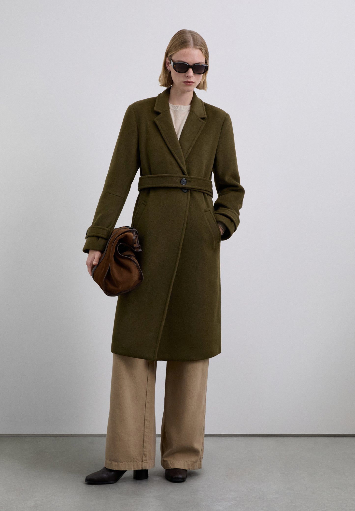 ABRIGO CON CINTURÓN A CONTRASTE