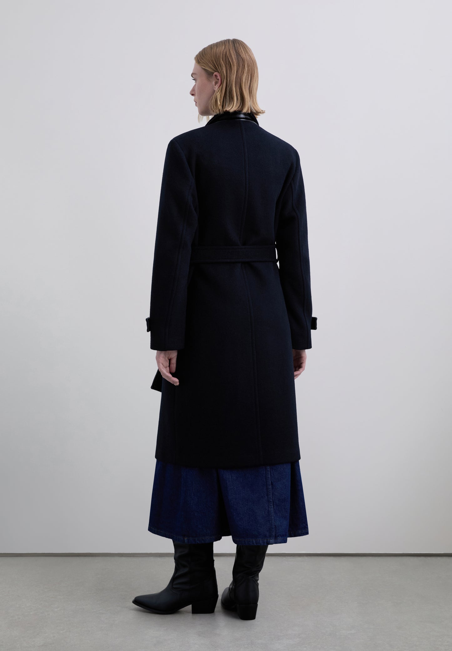 ABRIGO CON CINTURÓN A CONTRASTE