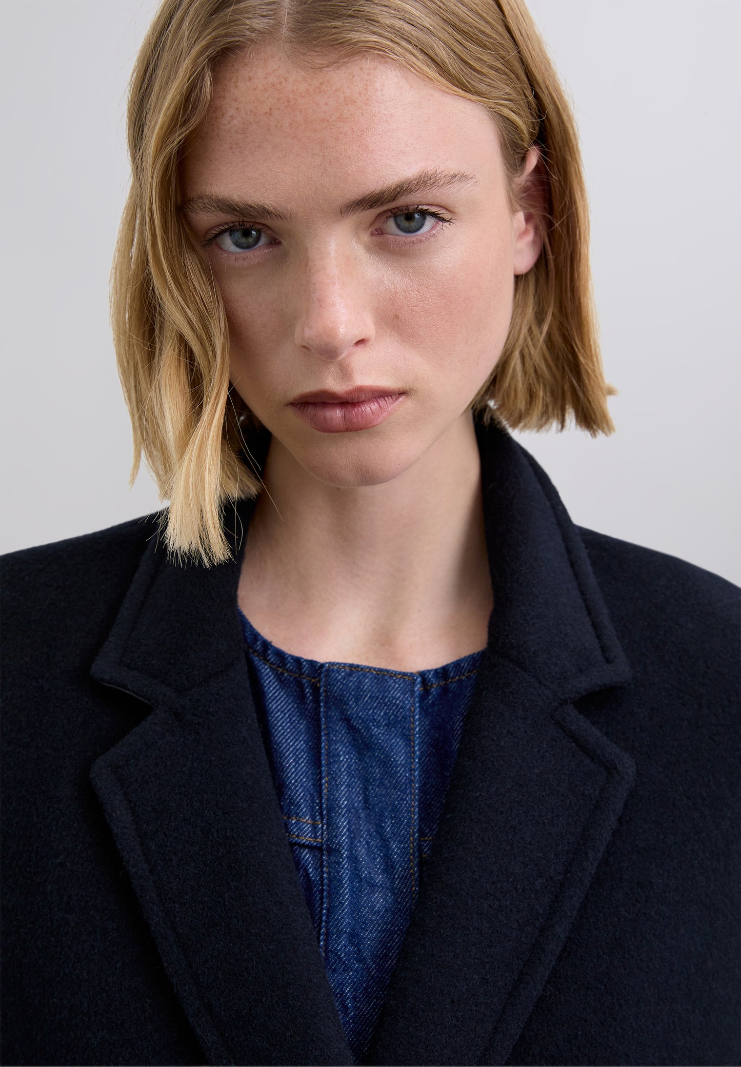 ABRIGO CON CINTURÓN A CONTRASTE