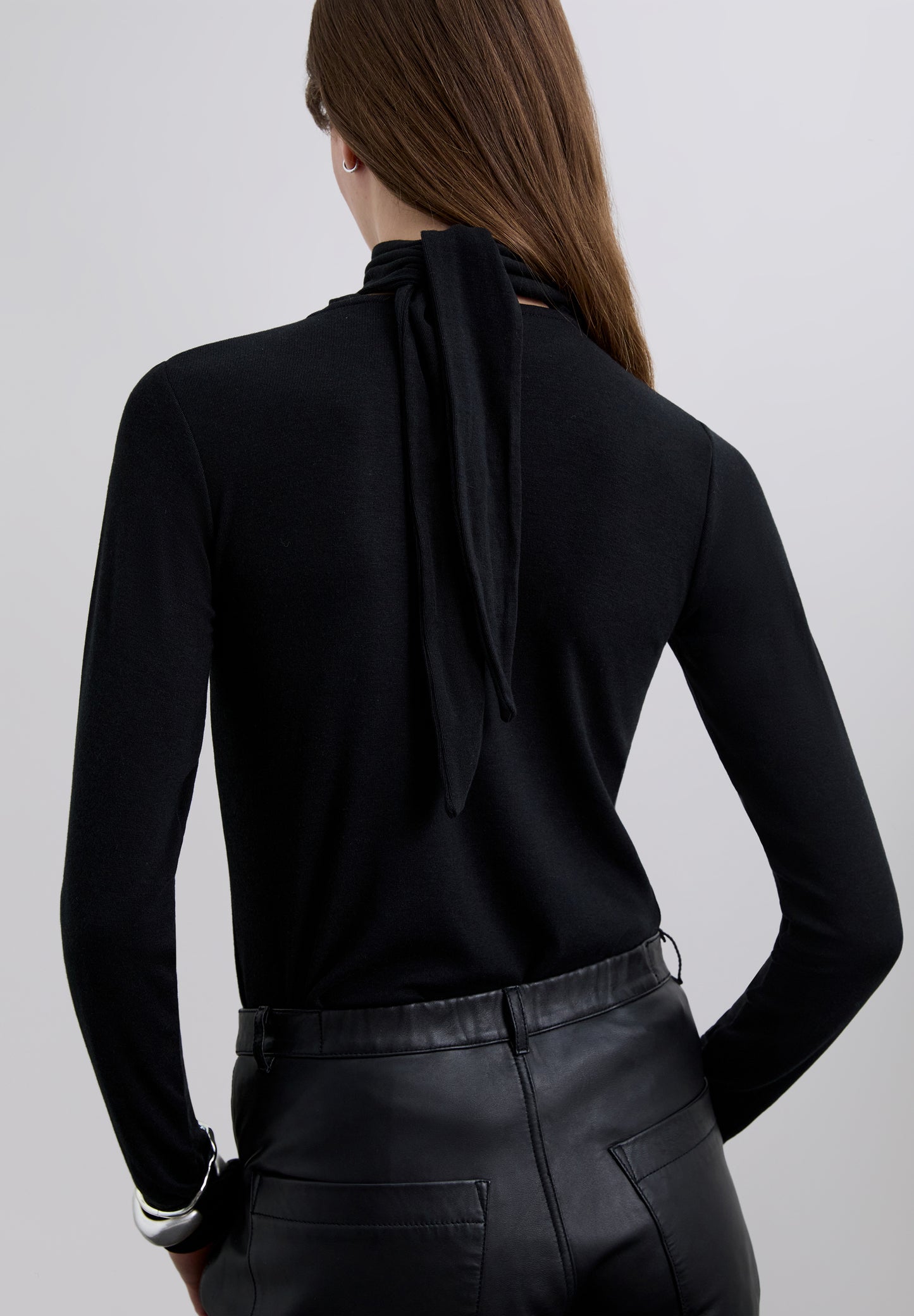 CAMISETA CUELLO VUELTO CON LAZADA