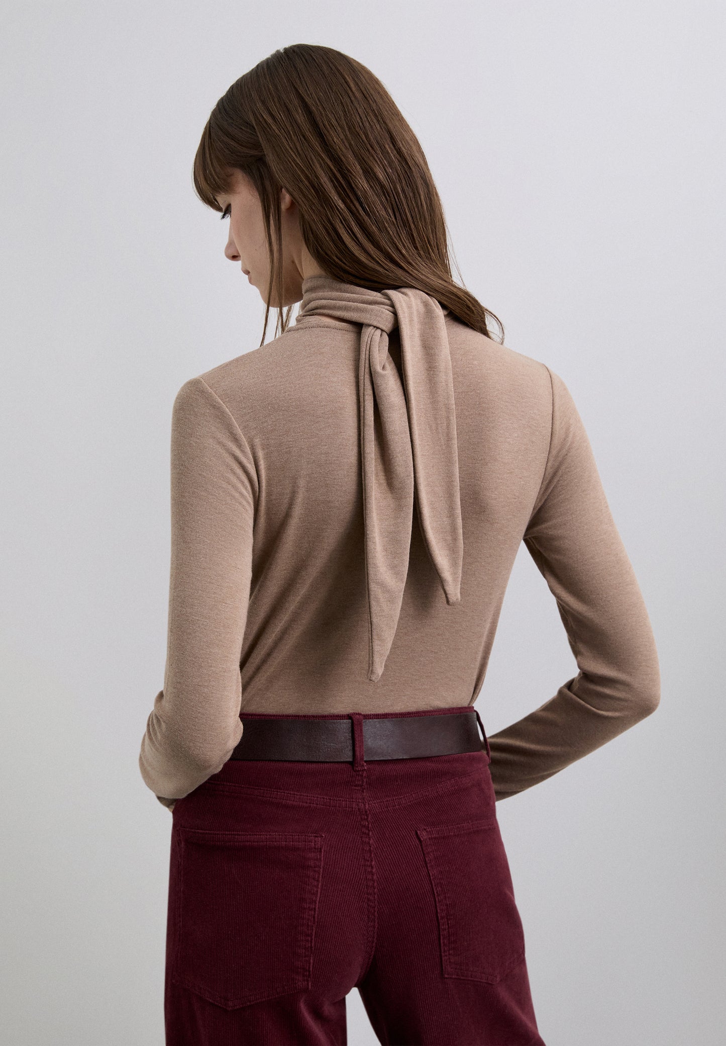 CAMISETA CUELLO VUELTO CON LAZADA