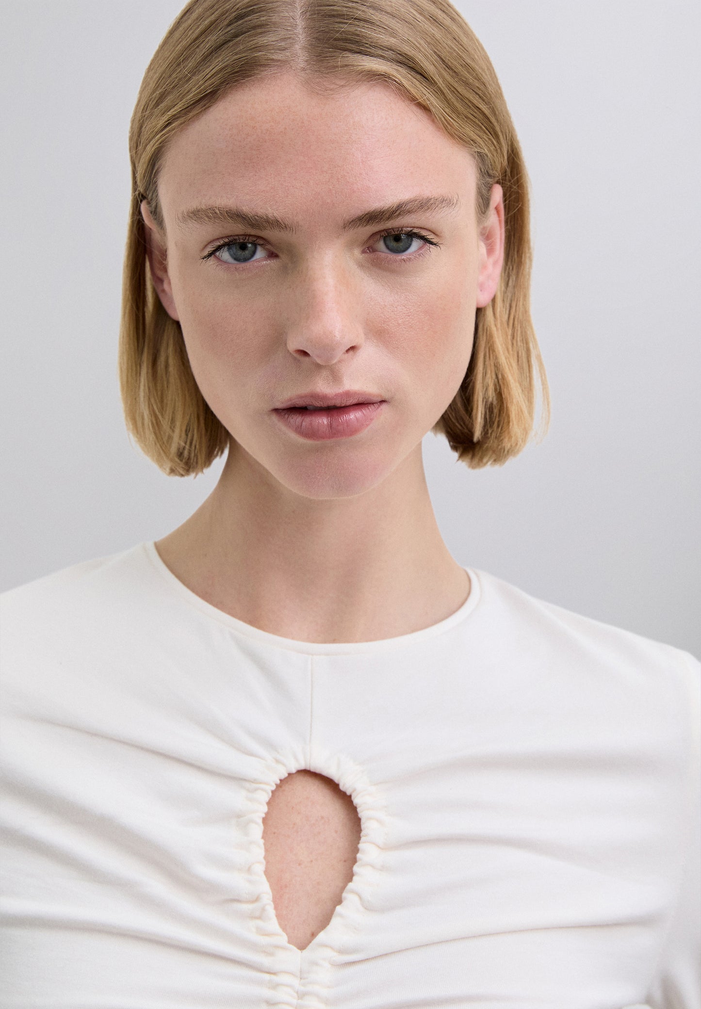 CAMISETA ABERTURA FRUNCES