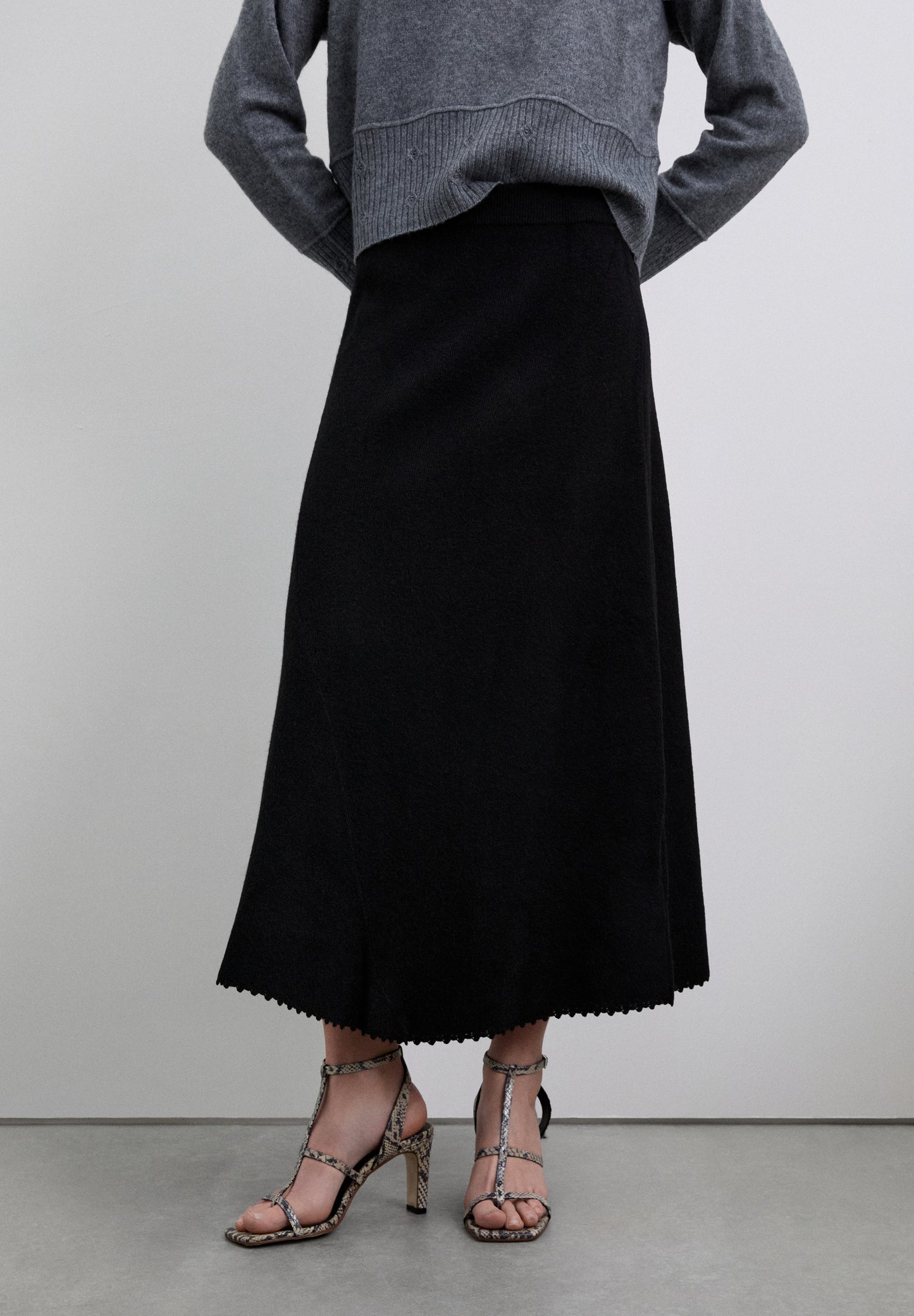 FALDA ASIMÉTRICA ACABADO ESPECIAL