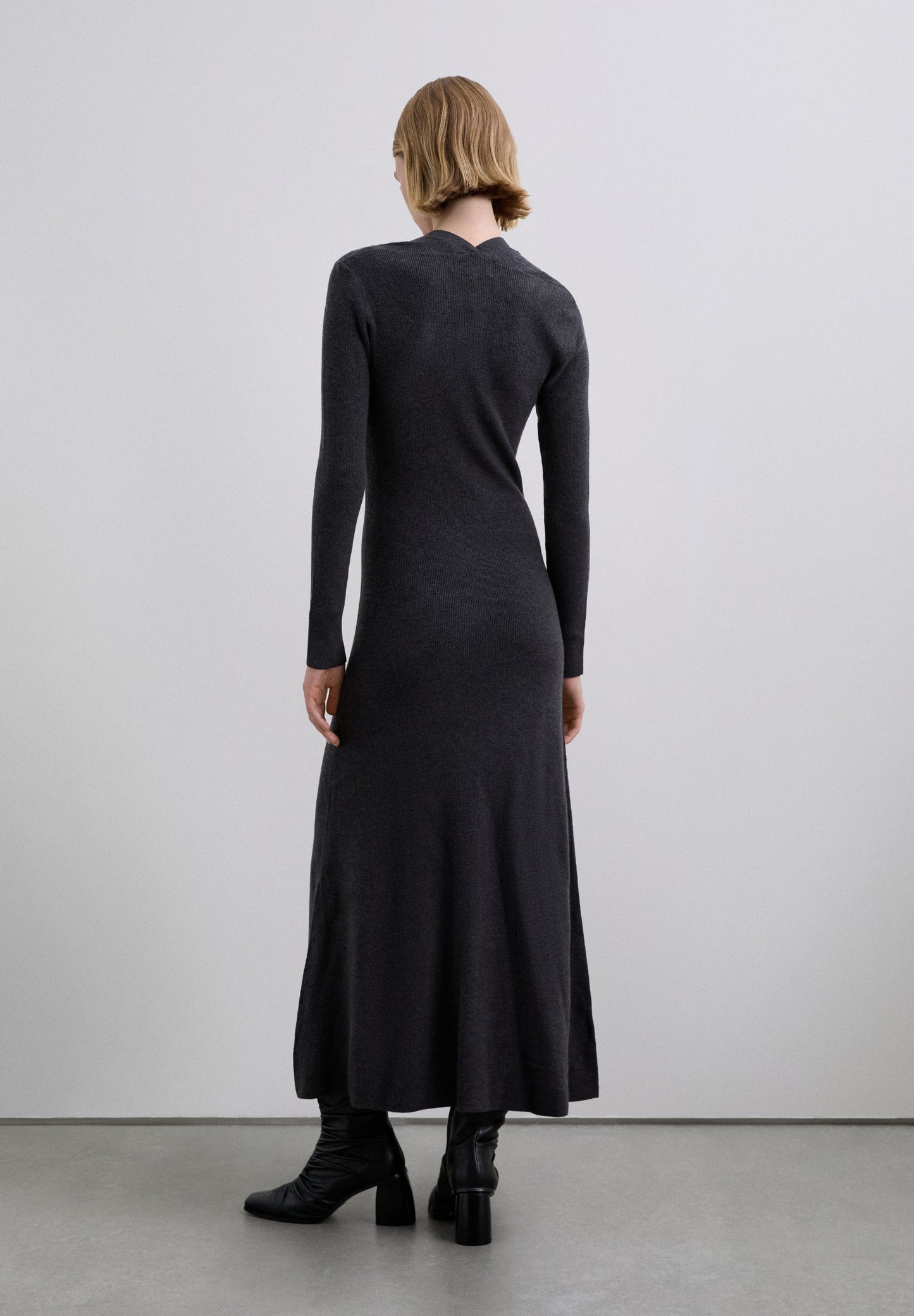 VESTIDO MIDI ESTRUCTURADO