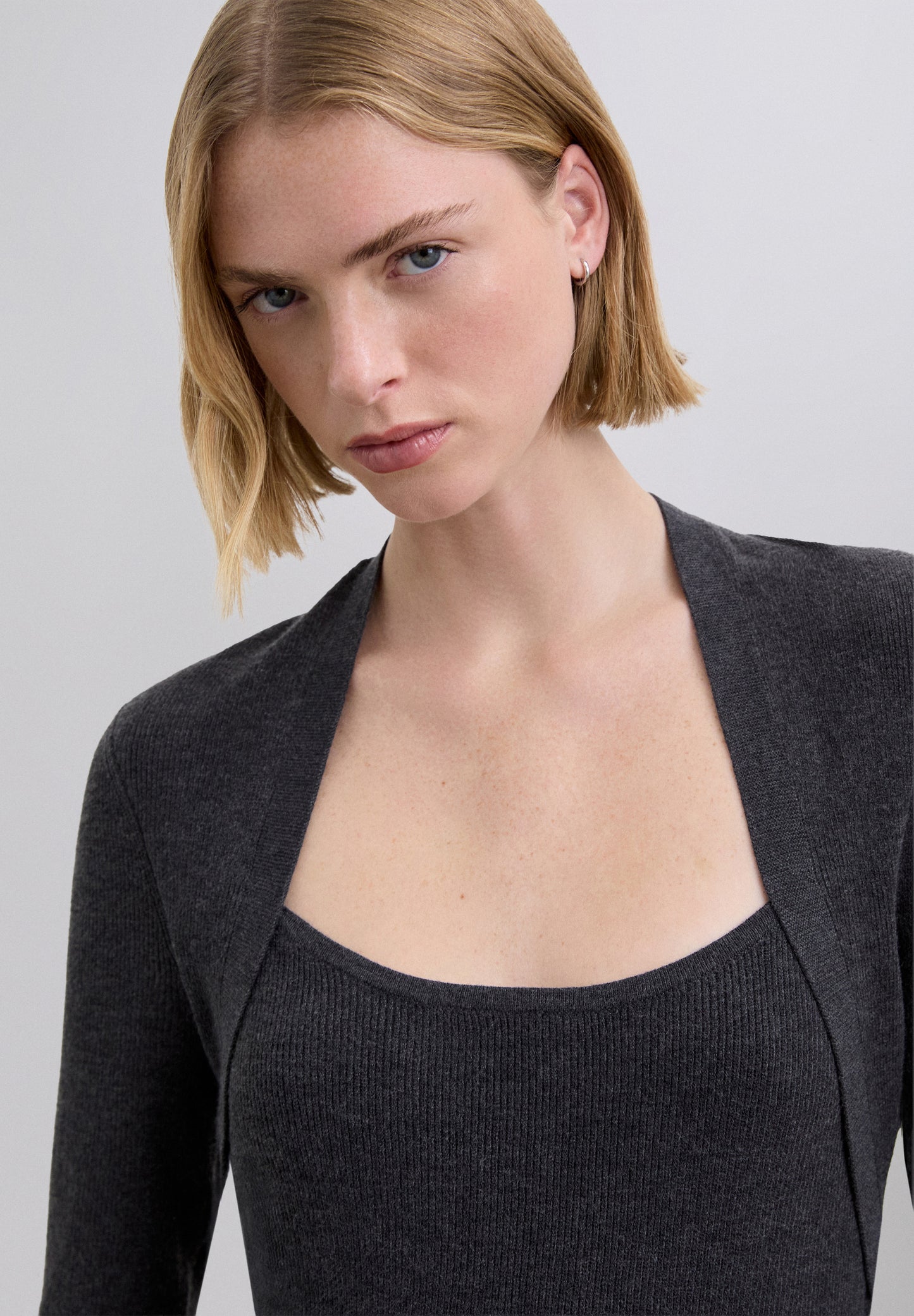 VESTIDO MIDI ESTRUCTURADO