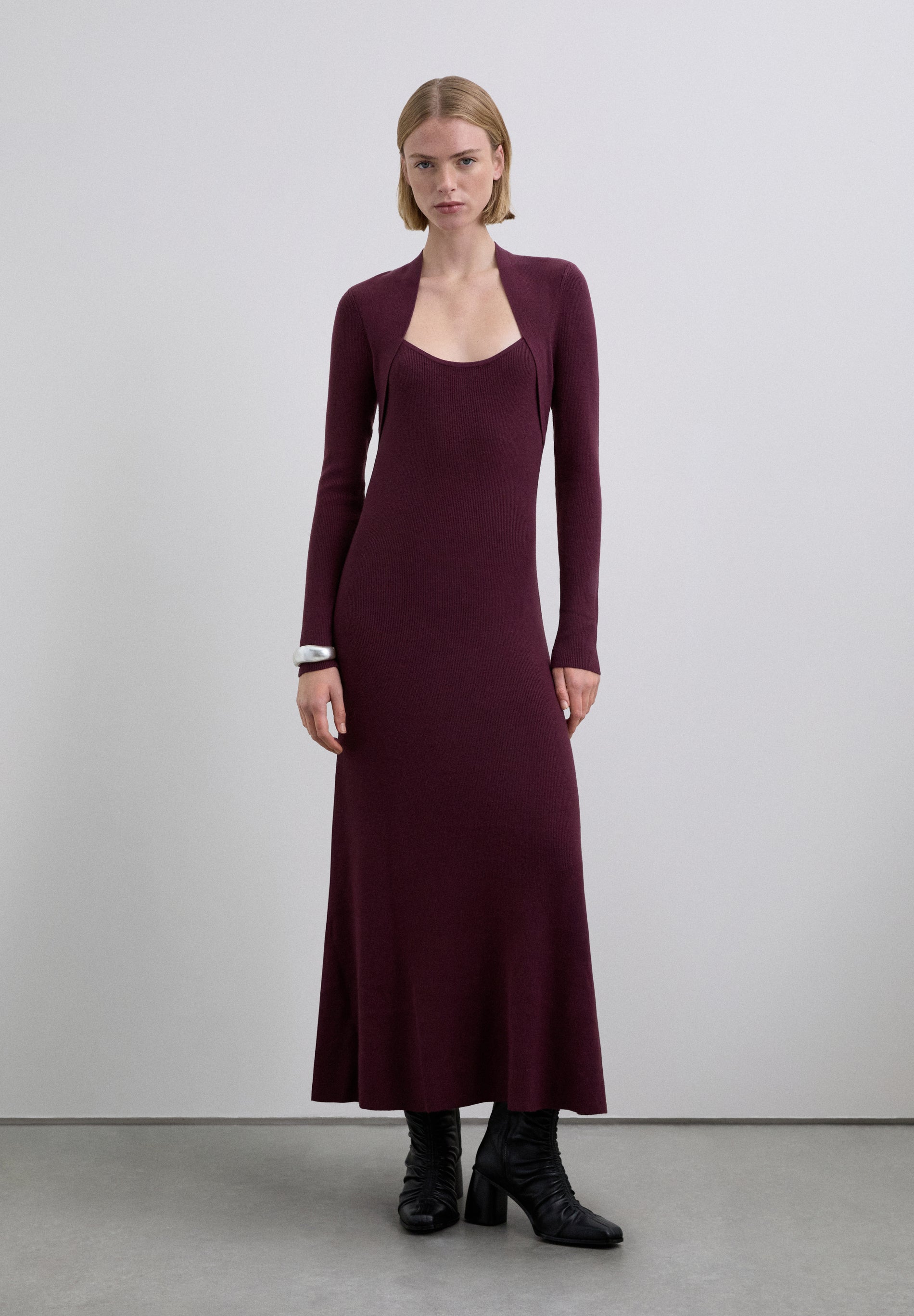 VESTIDO MIDI ESTRUCTURADO