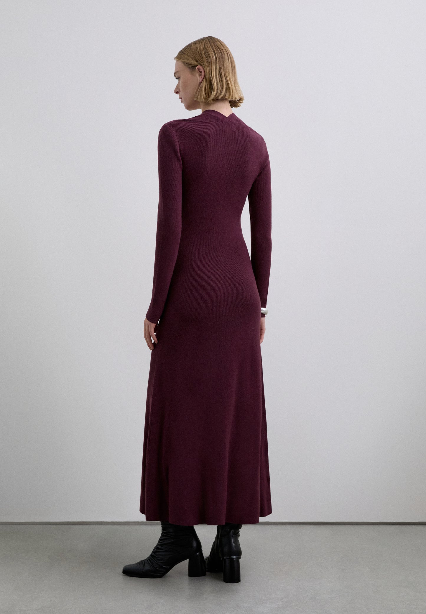 VESTIDO MIDI ESTRUCTURADO