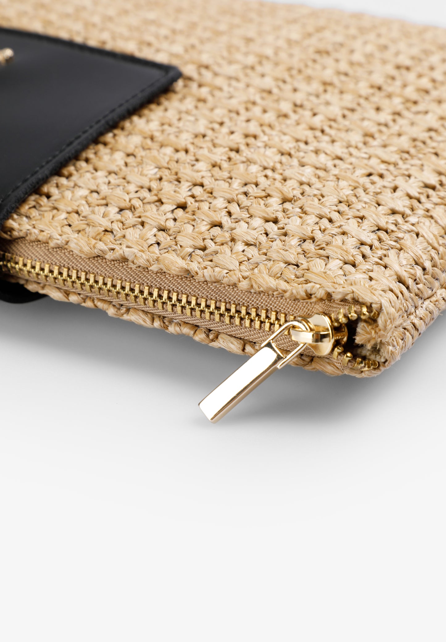 CARTERA RAFIA CON DETALLES EN PIEL