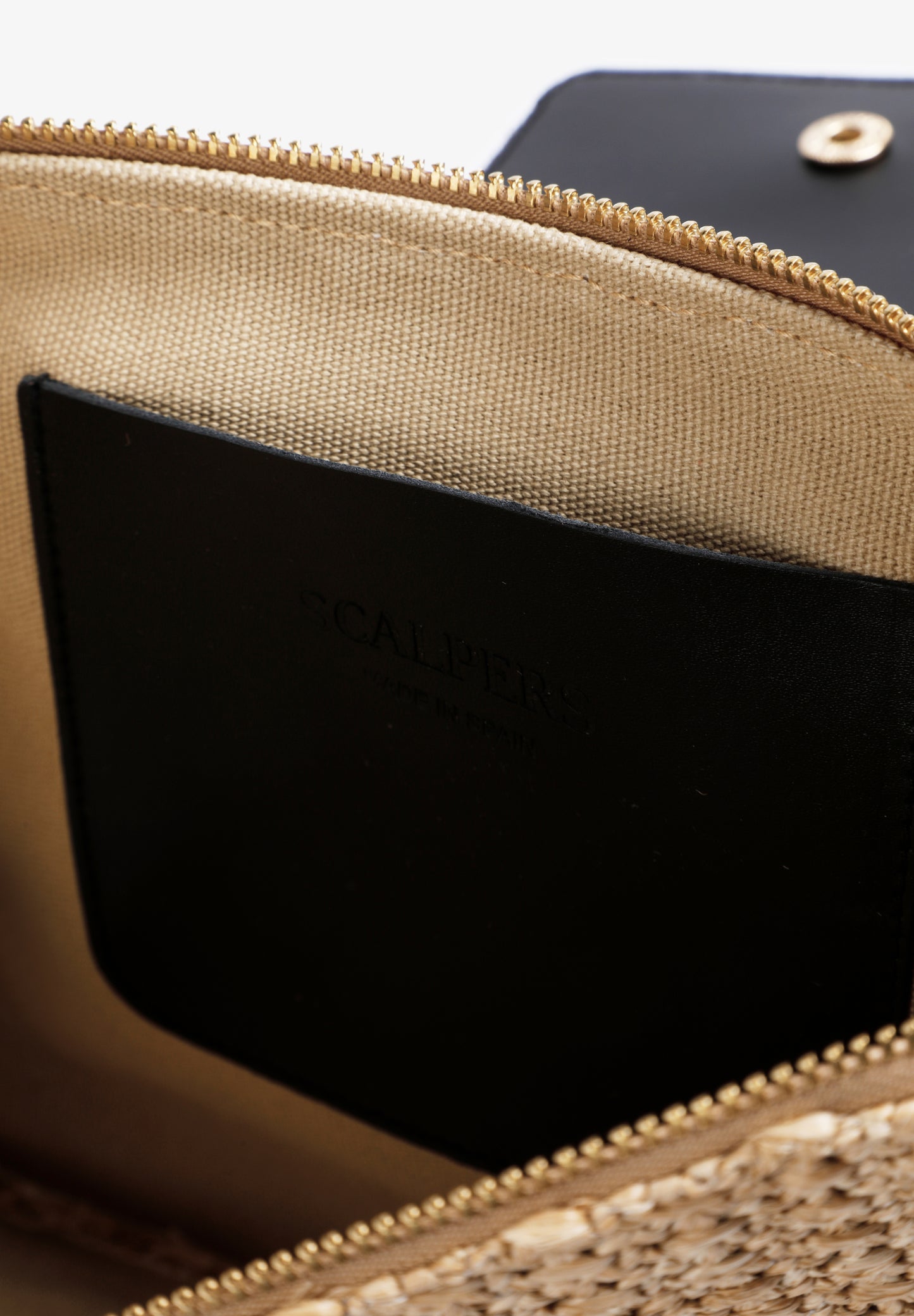 CARTERA RAFIA CON DETALLES EN PIEL